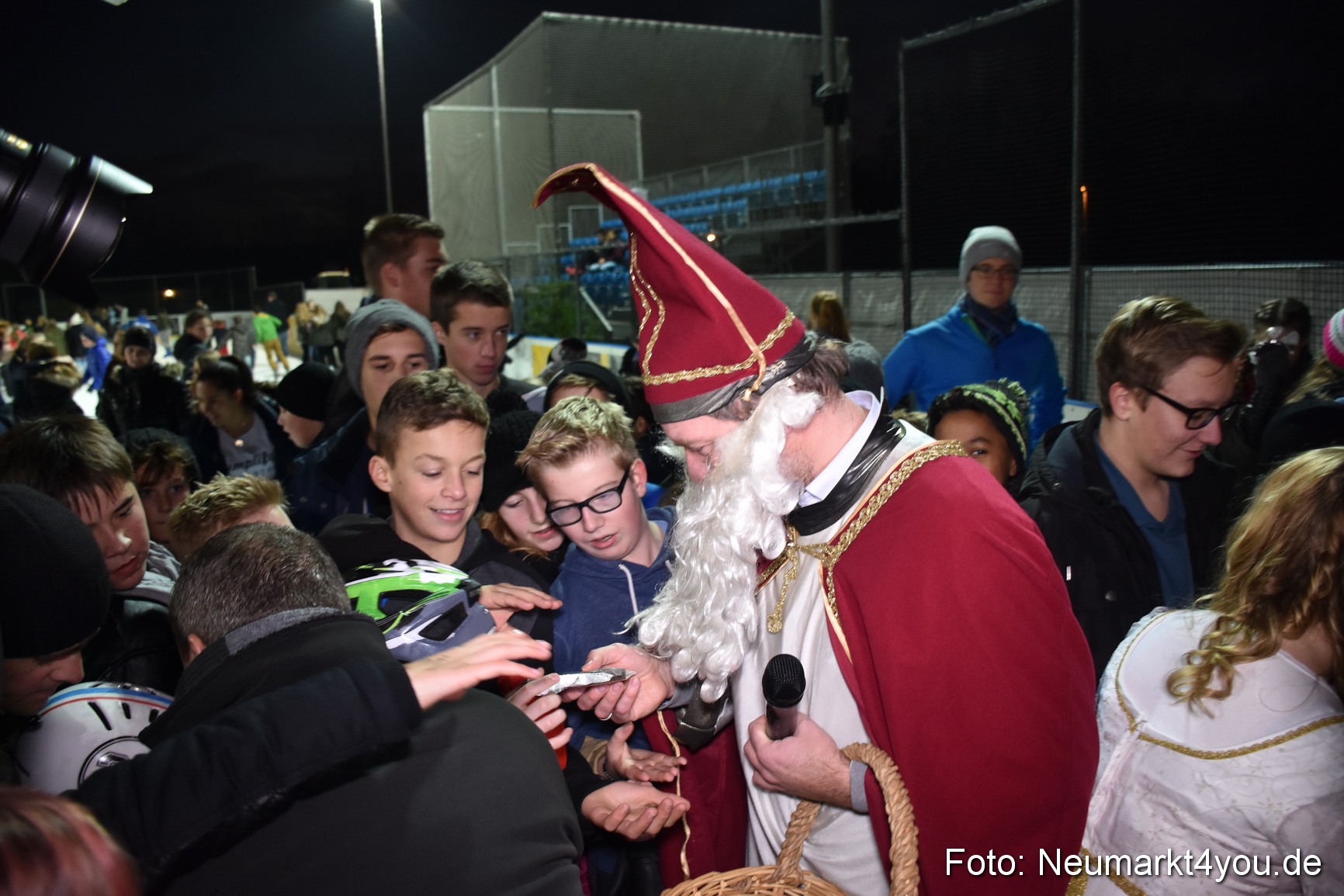 Nikolaus Eislaufbahn Neumarkt 051215 0009