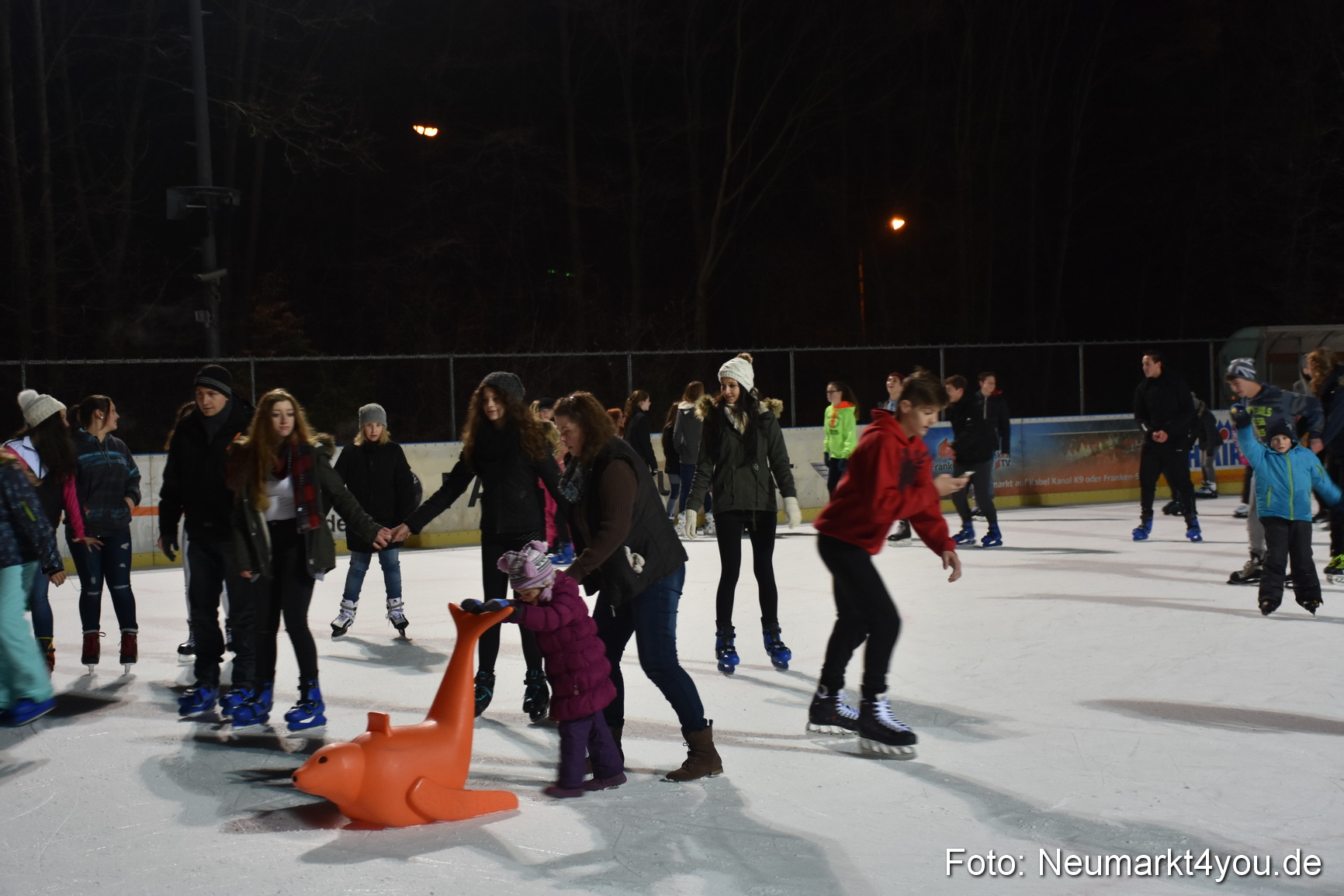 Nikolaus Eislaufbahn Neumarkt 051215 0016