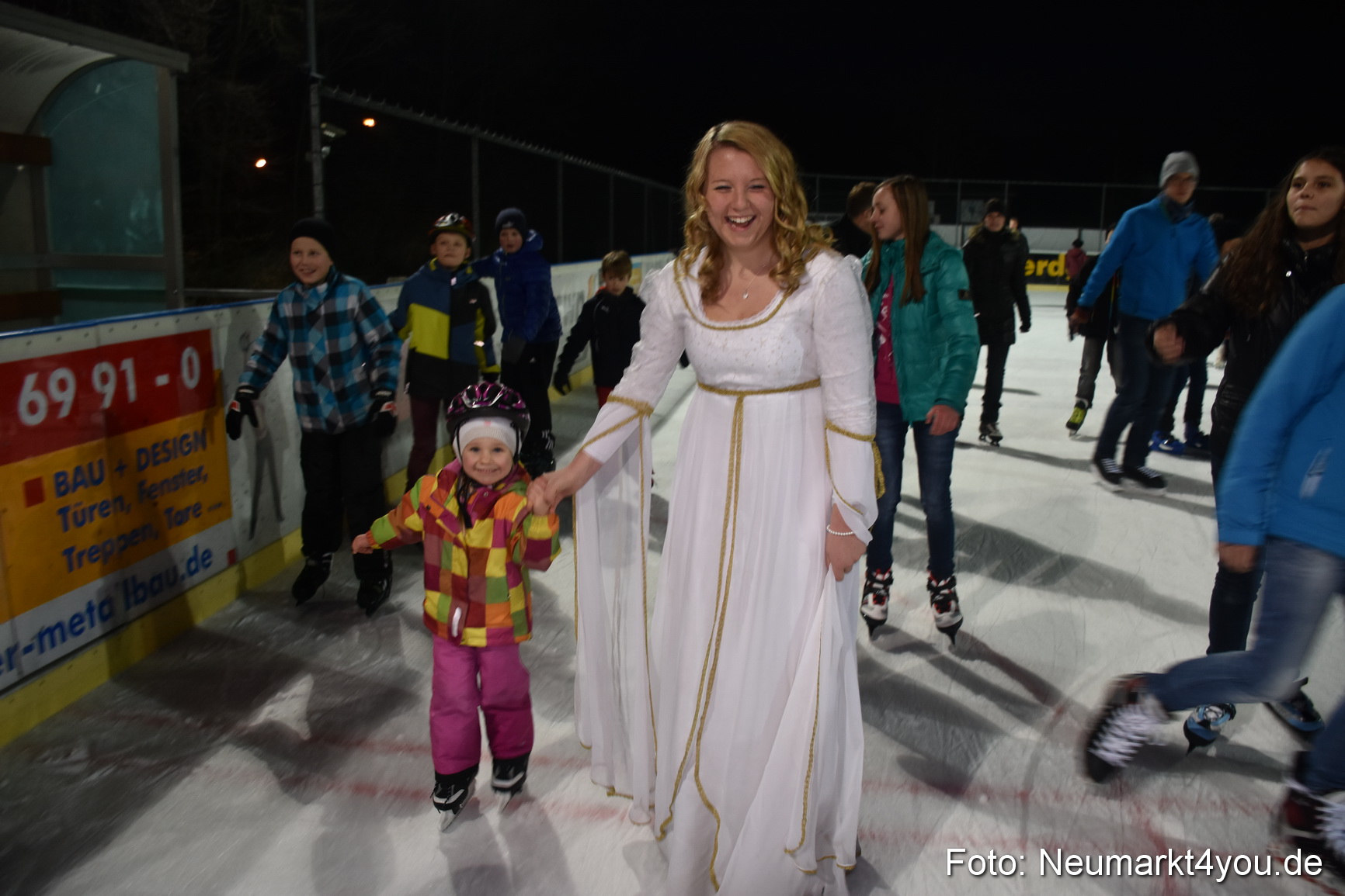 Nikolaus Eislaufbahn Neumarkt 051215 0017