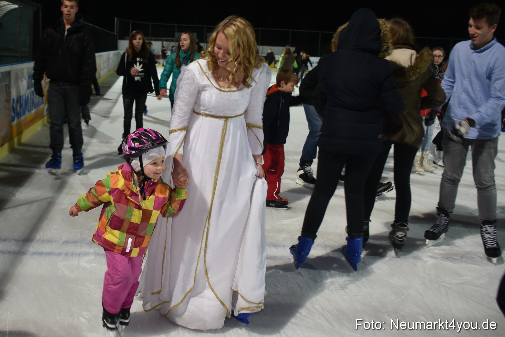 Nikolaus Eislaufbahn Neumarkt 051215 0018