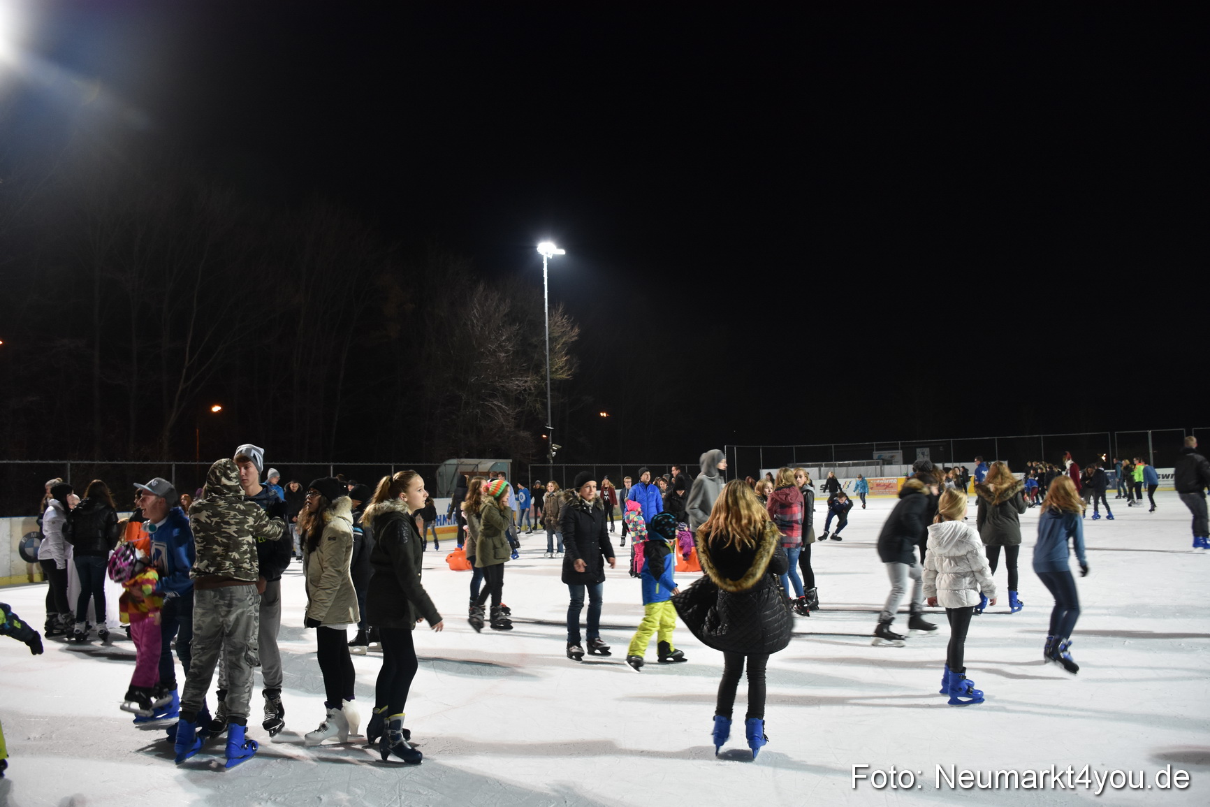 Nikolaus Eislaufbahn Neumarkt 051215 0019