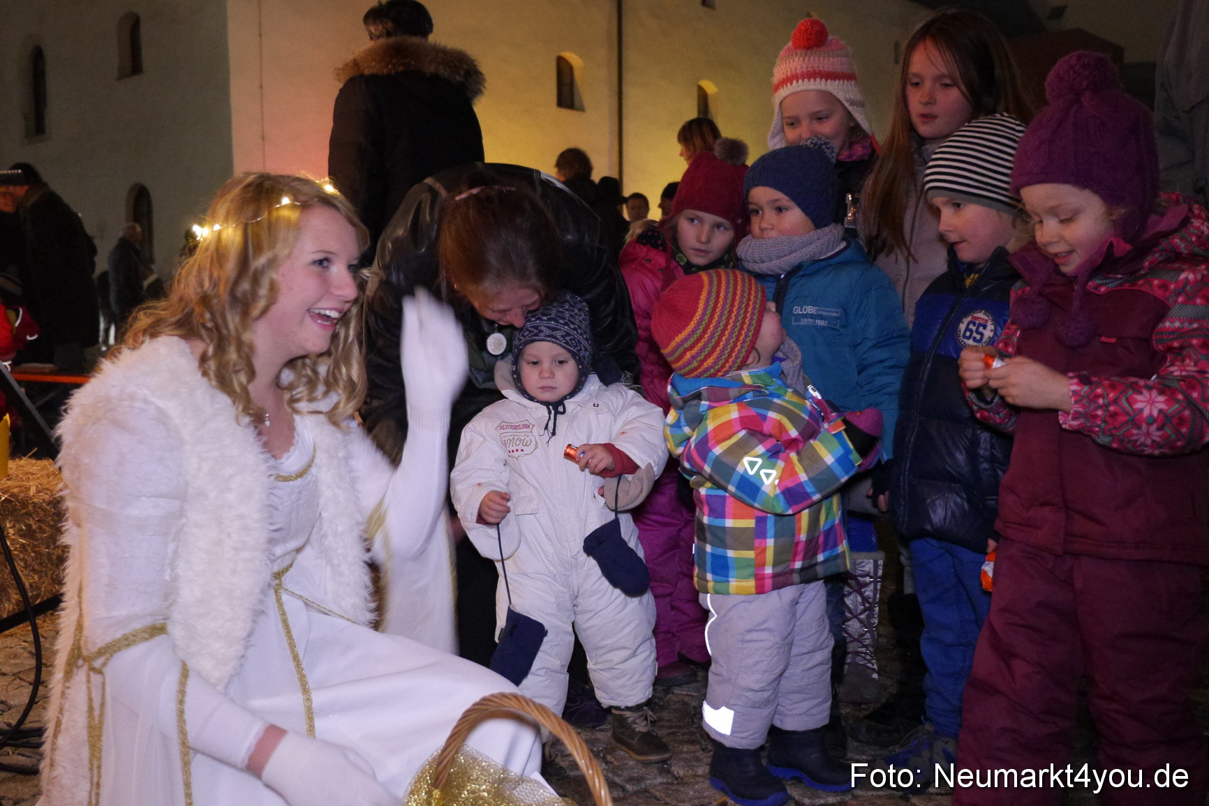 Krippenspiel Weihnachtsmarkt Neumarkt 271115 0011