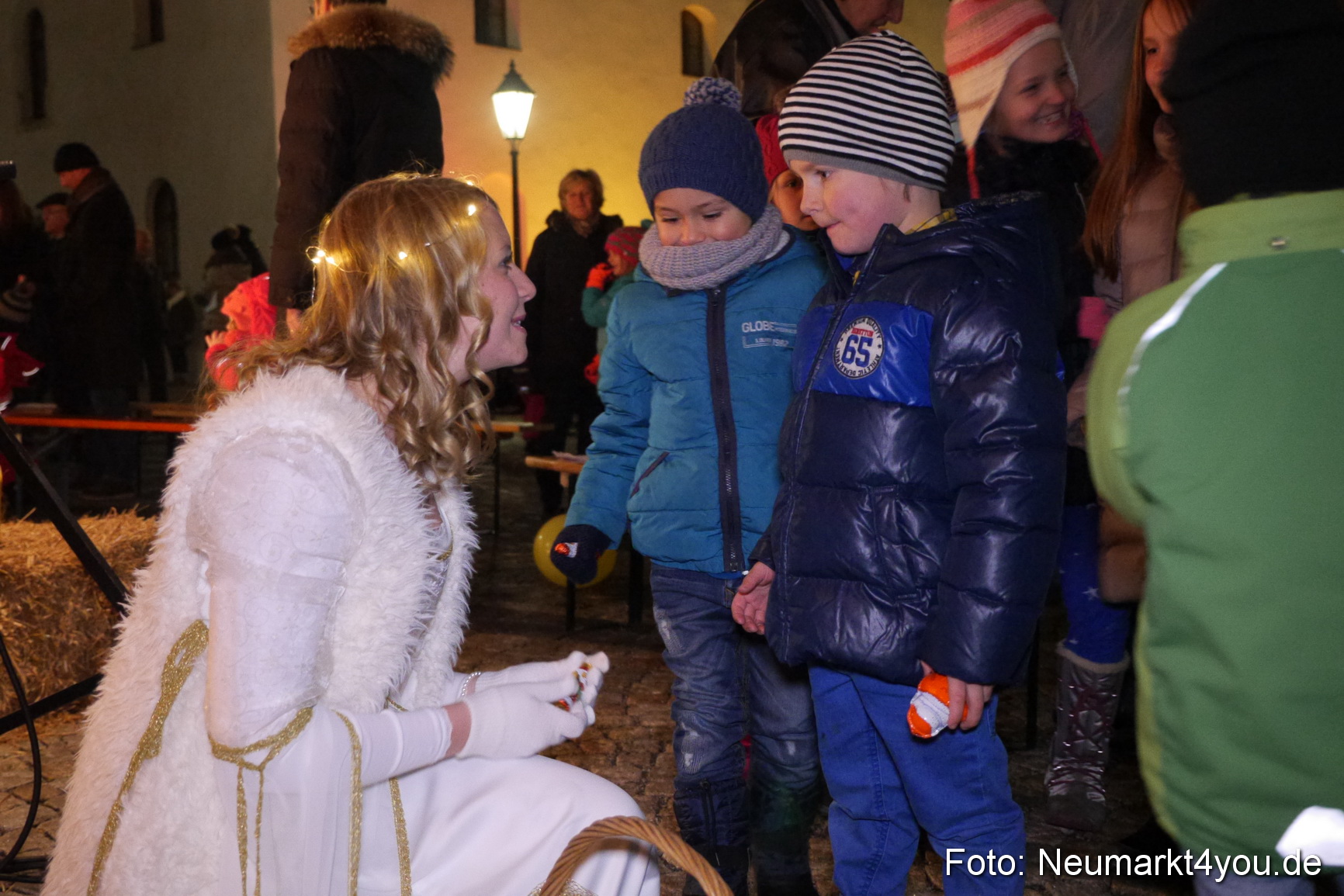 Krippenspiel Weihnachtsmarkt Neumarkt 271115 0012