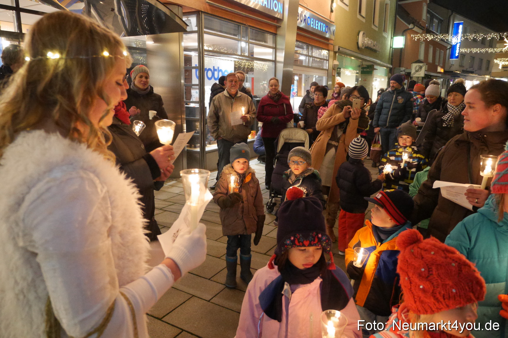 Krippenspiel Weihnachtsmarkt Neumarkt 271115 0028