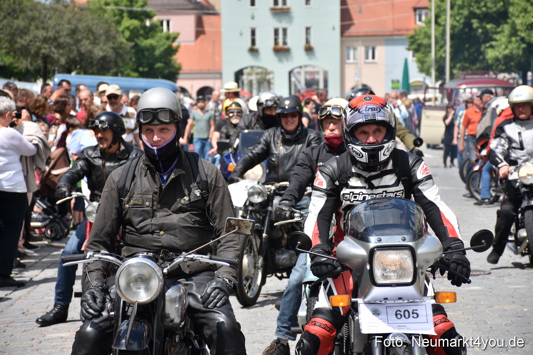 Oldtimertreffen Neumarkt Start Ausfahrt 2016