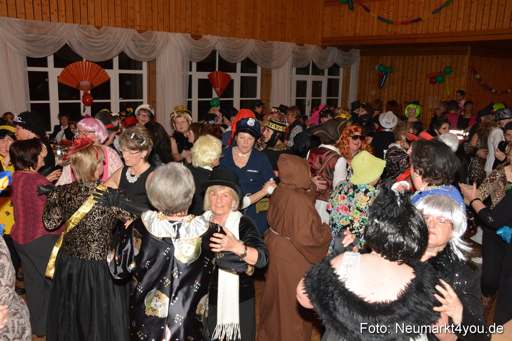 Weiberfasching in Neumarkt 040216 0005