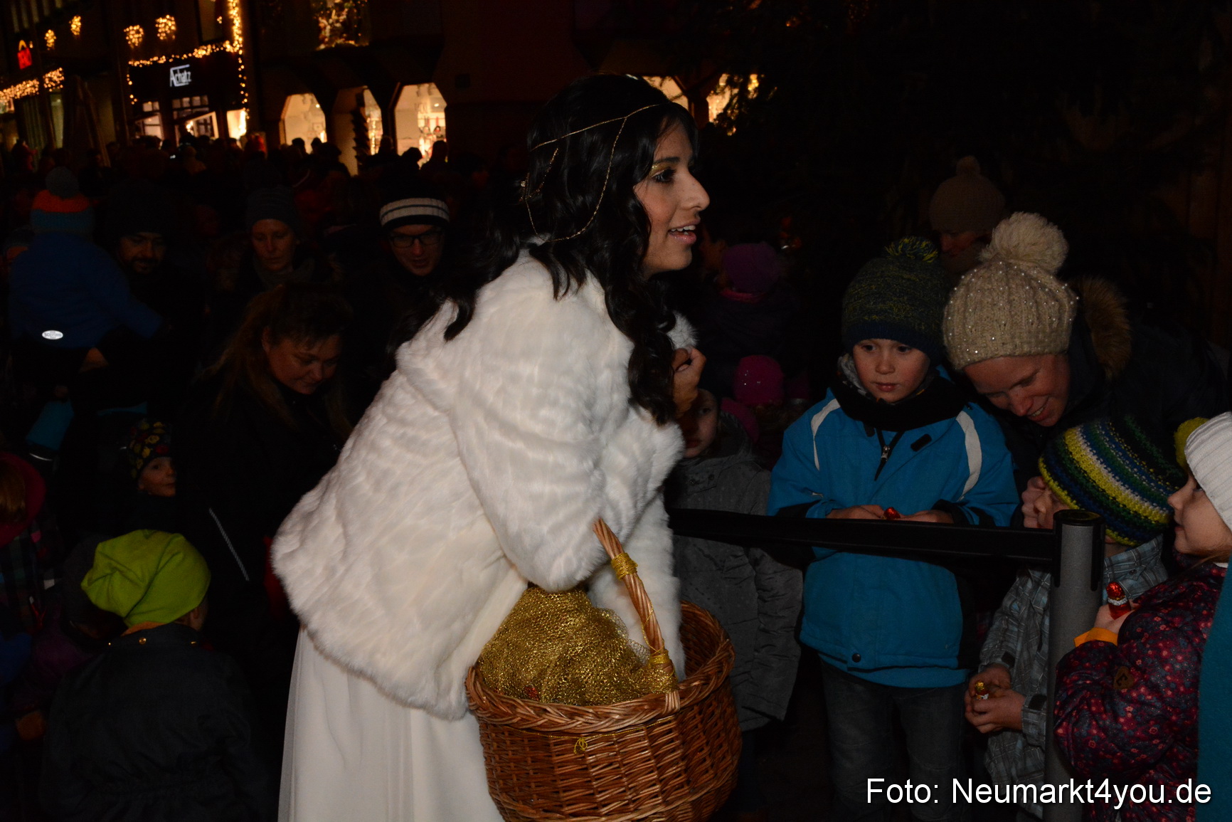 Weihnachtsmarkt Neumarkt Eroeffnung 241116 0058