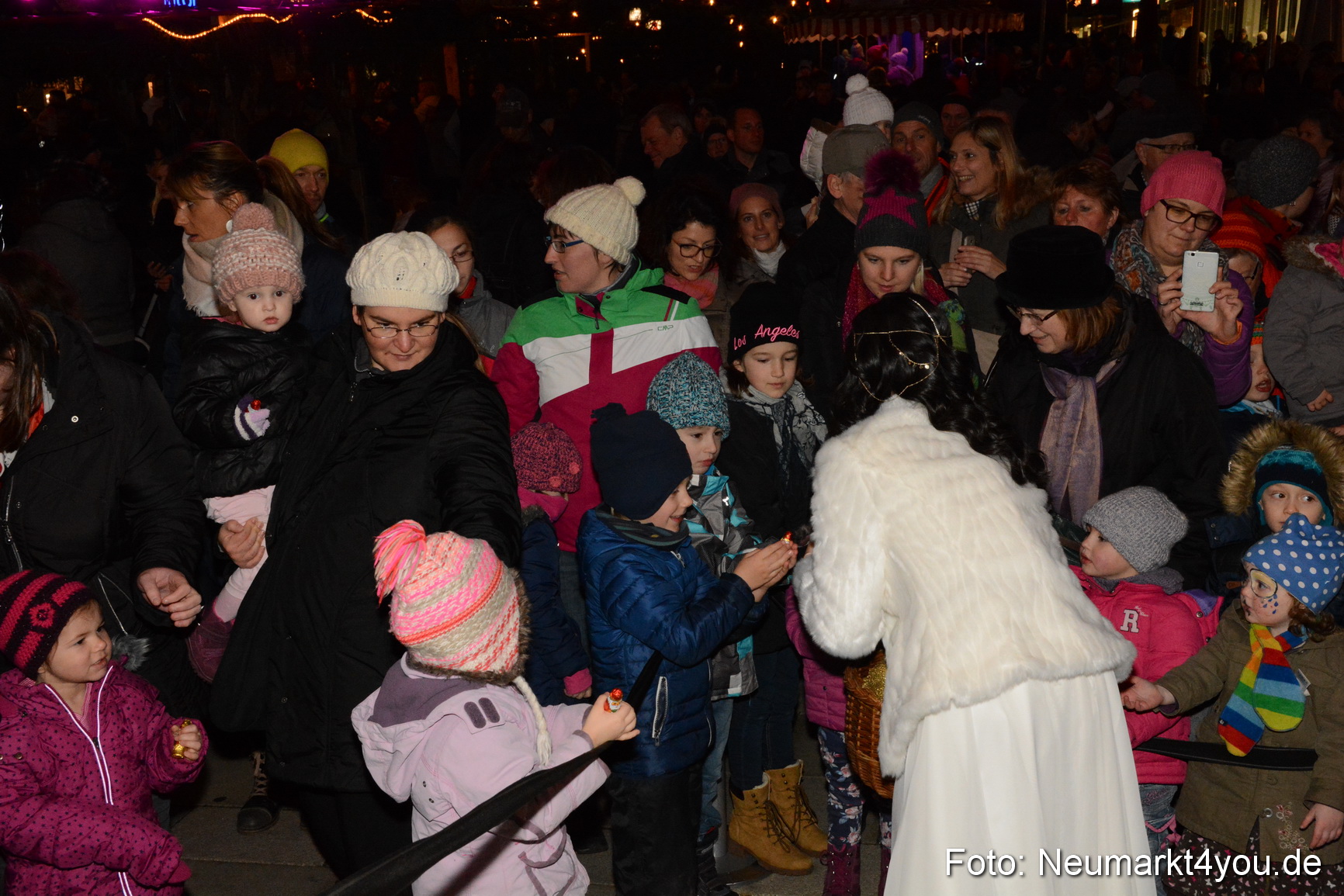 Weihnachtsmarkt Neumarkt Eroeffnung 241116 0061