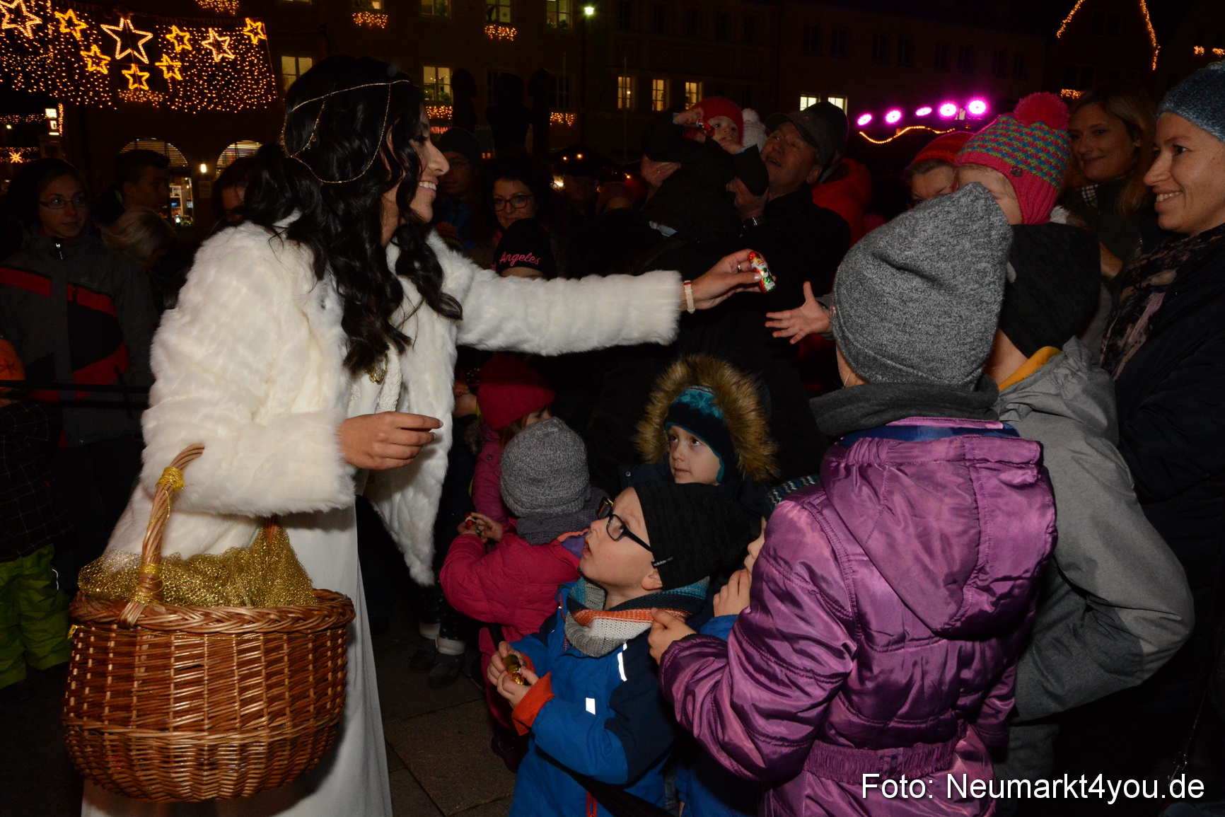Weihnachtsmarkt Neumarkt Eroeffnung 241116 0062