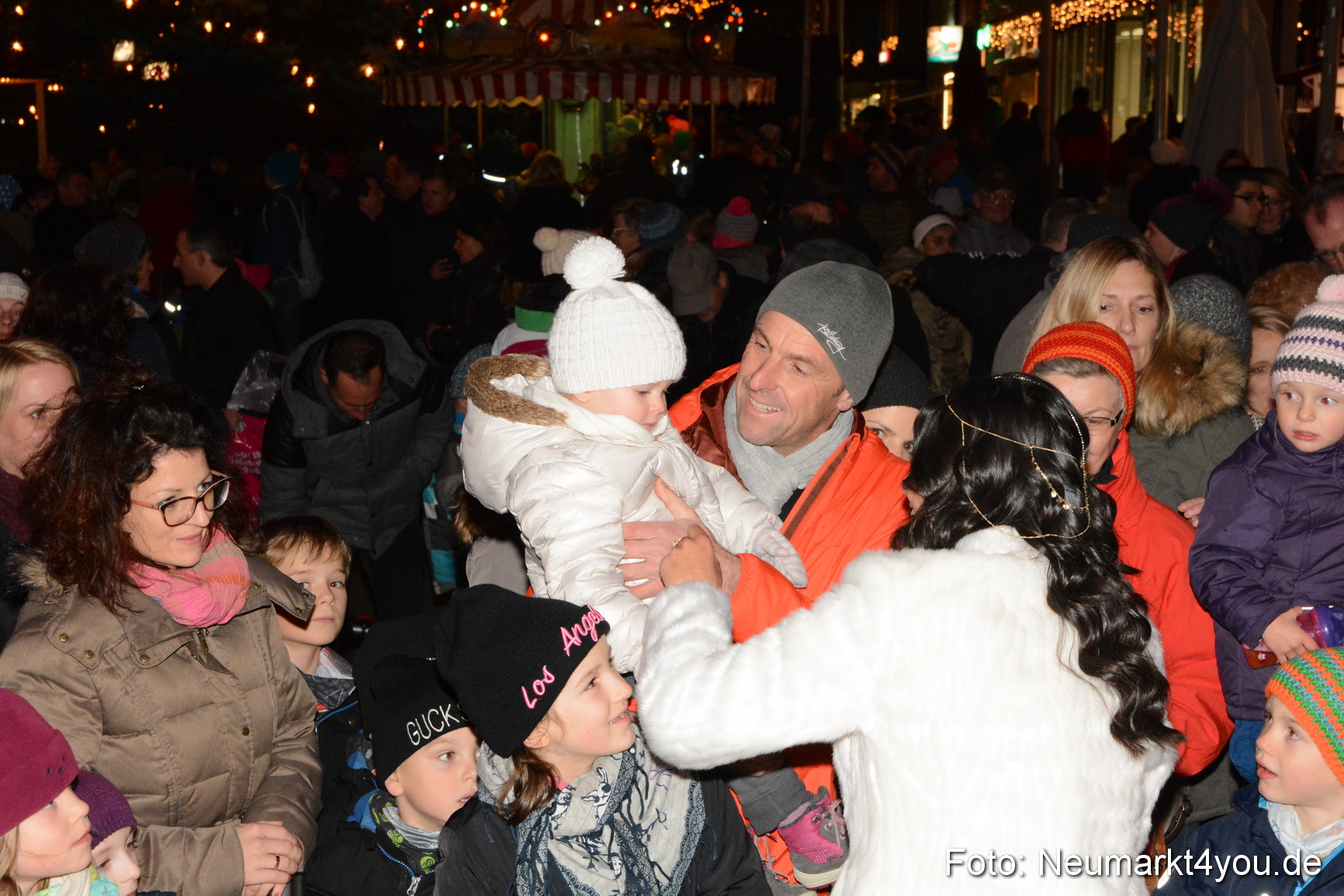 Weihnachtsmarkt Neumarkt Eroeffnung 241116 0063