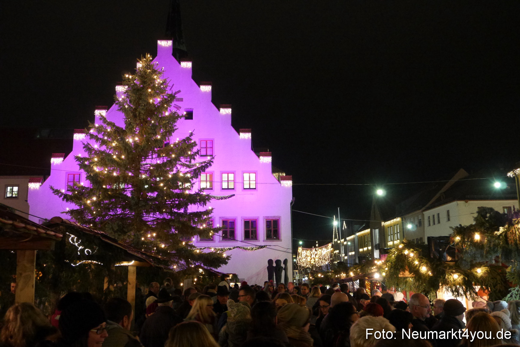 Weihnachtsmarkt Neumarkt Eroeffnung 241116 0076