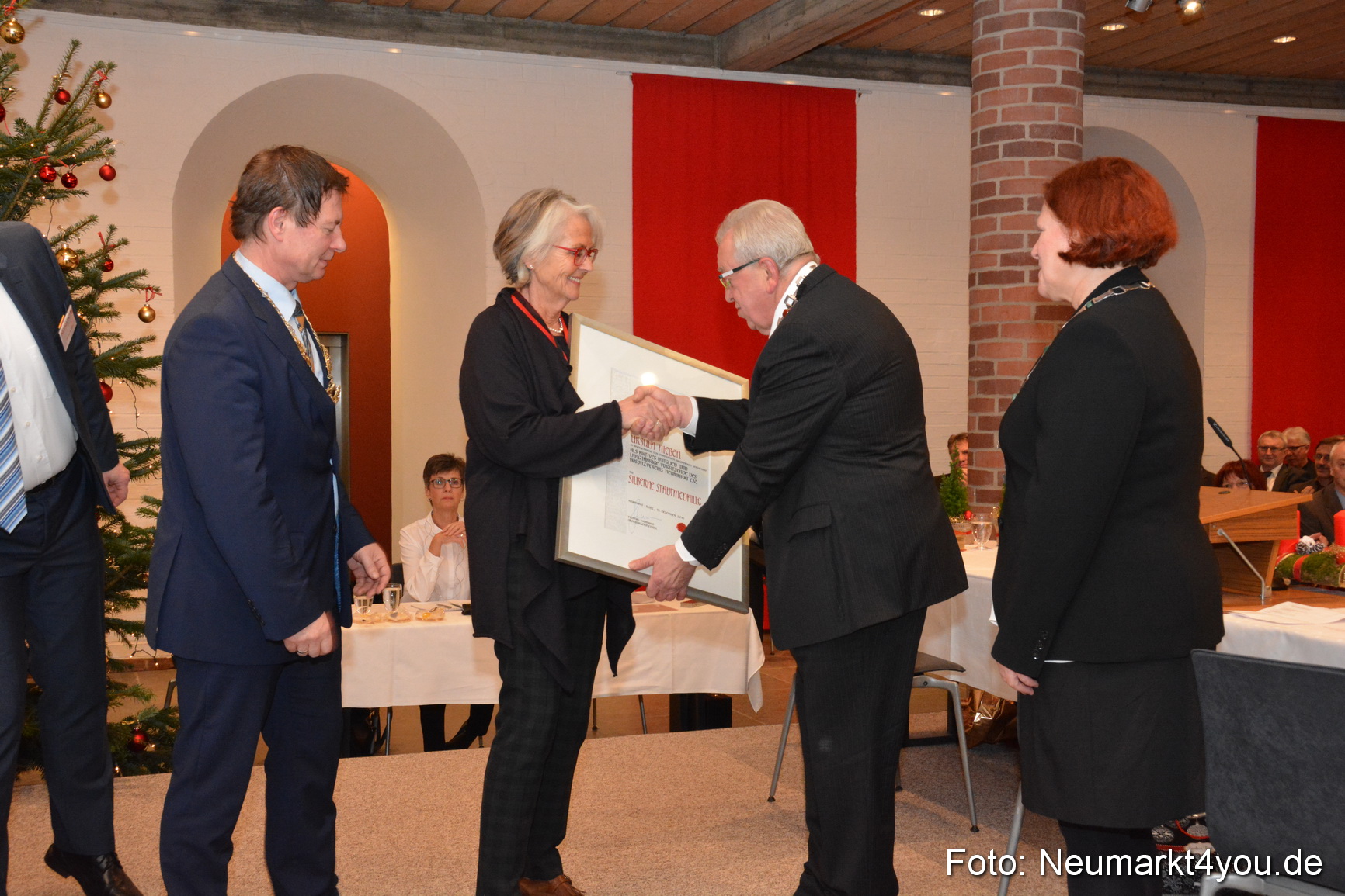 Weihnachtssitzung Stadtrat Neumarkt 151216 0032