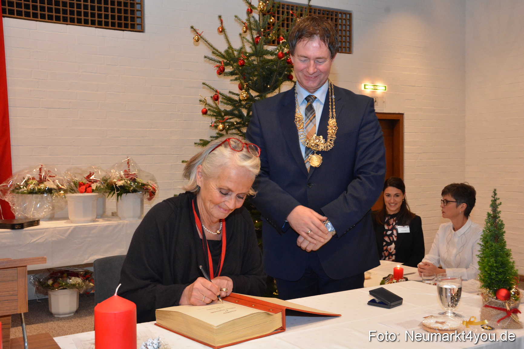 Weihnachtssitzung Stadtrat Neumarkt 151216 0034