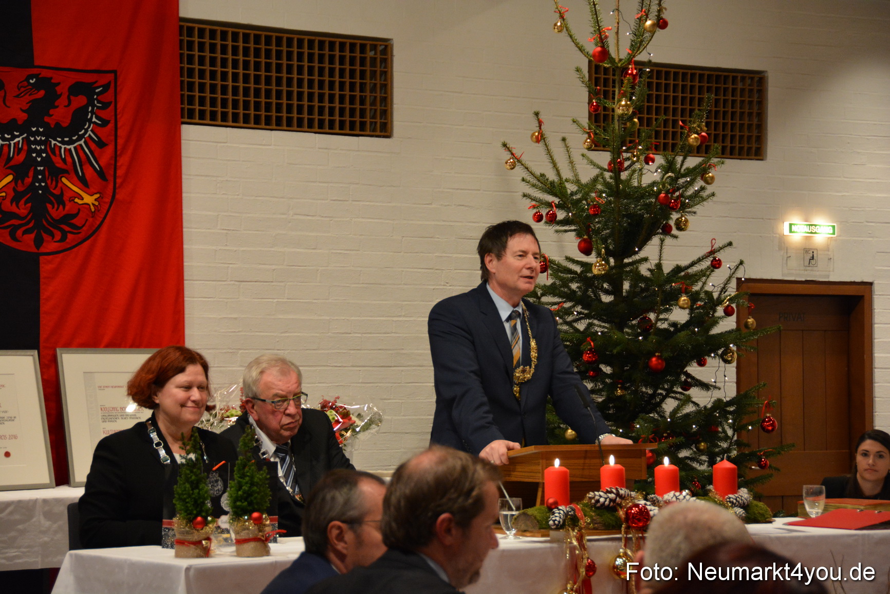Weihnachtssitzung Stadtrat Neumarkt 151216 0049