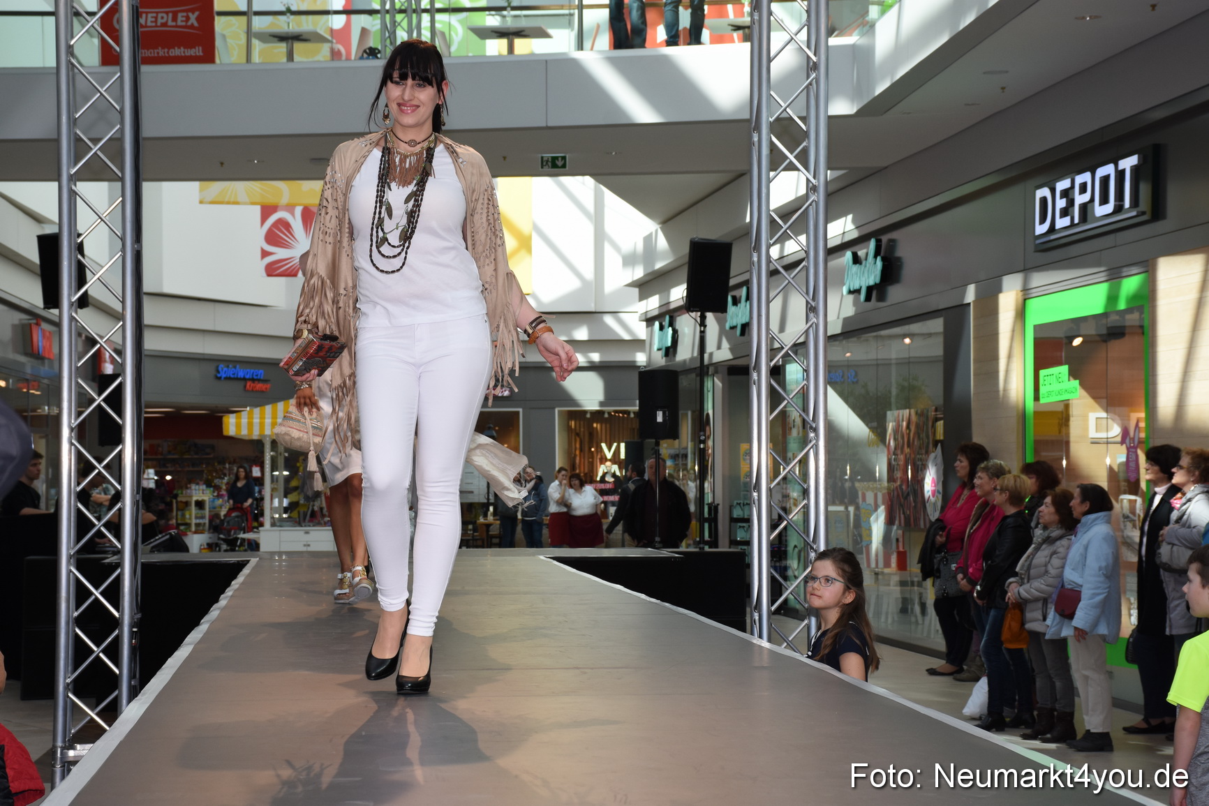 Modenschau NeuerMarkt Fruehjahr 2017 0019