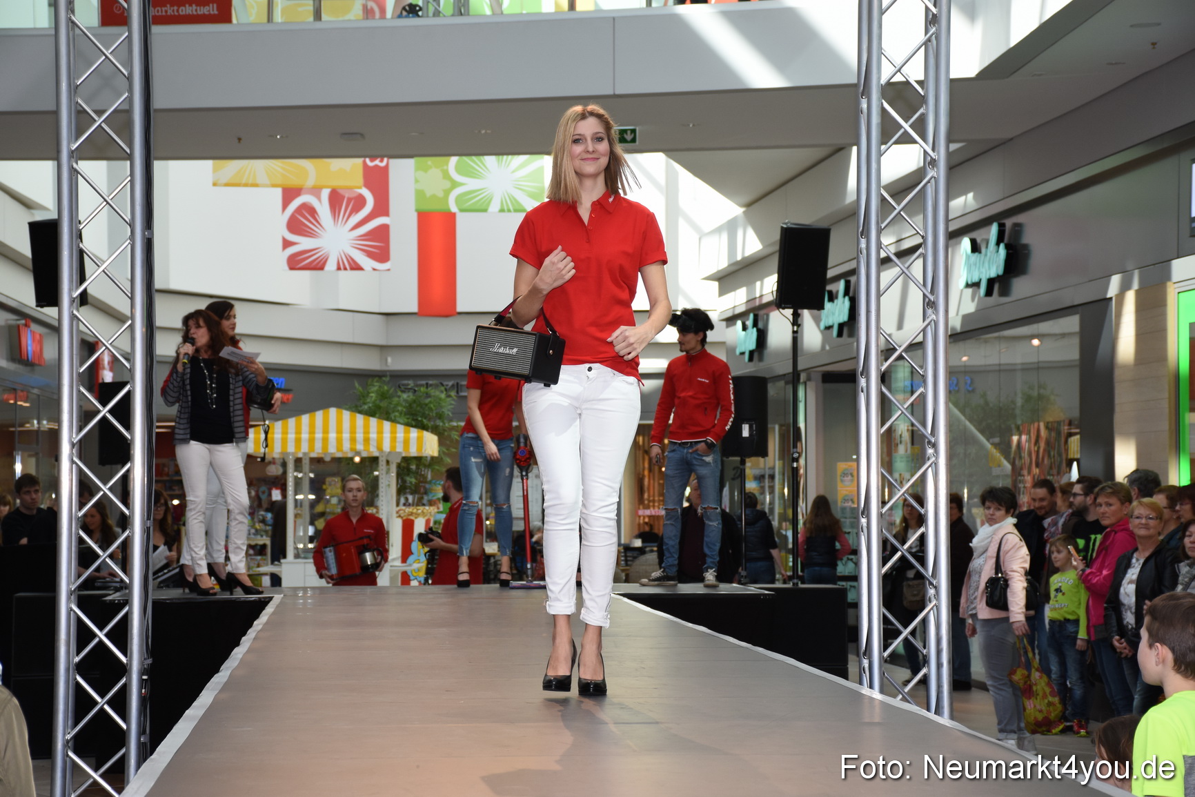 Modenschau NeuerMarkt Fruehjahr 2017 0057