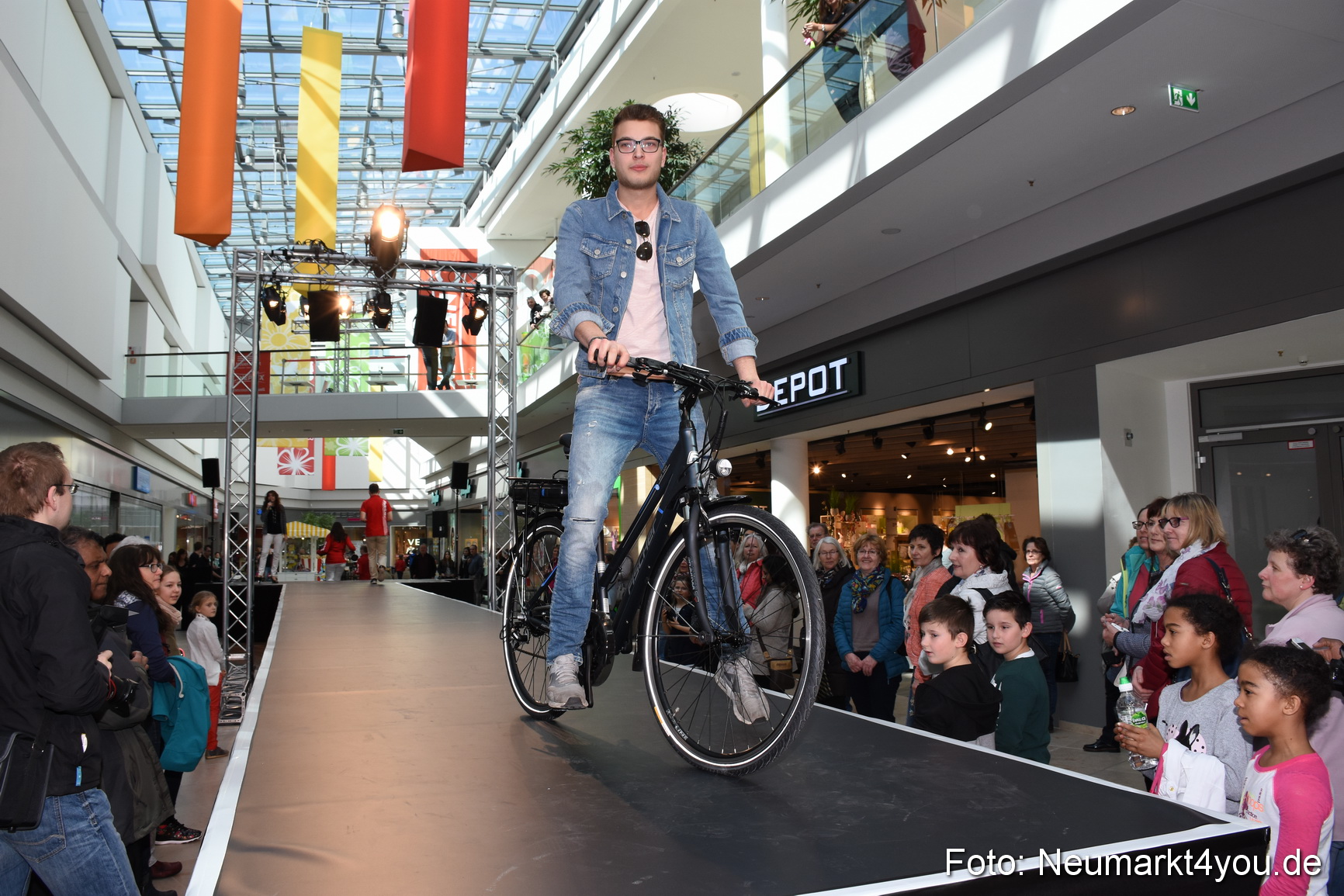 Modenschau NeuerMarkt Fruehjahr 2017 0069