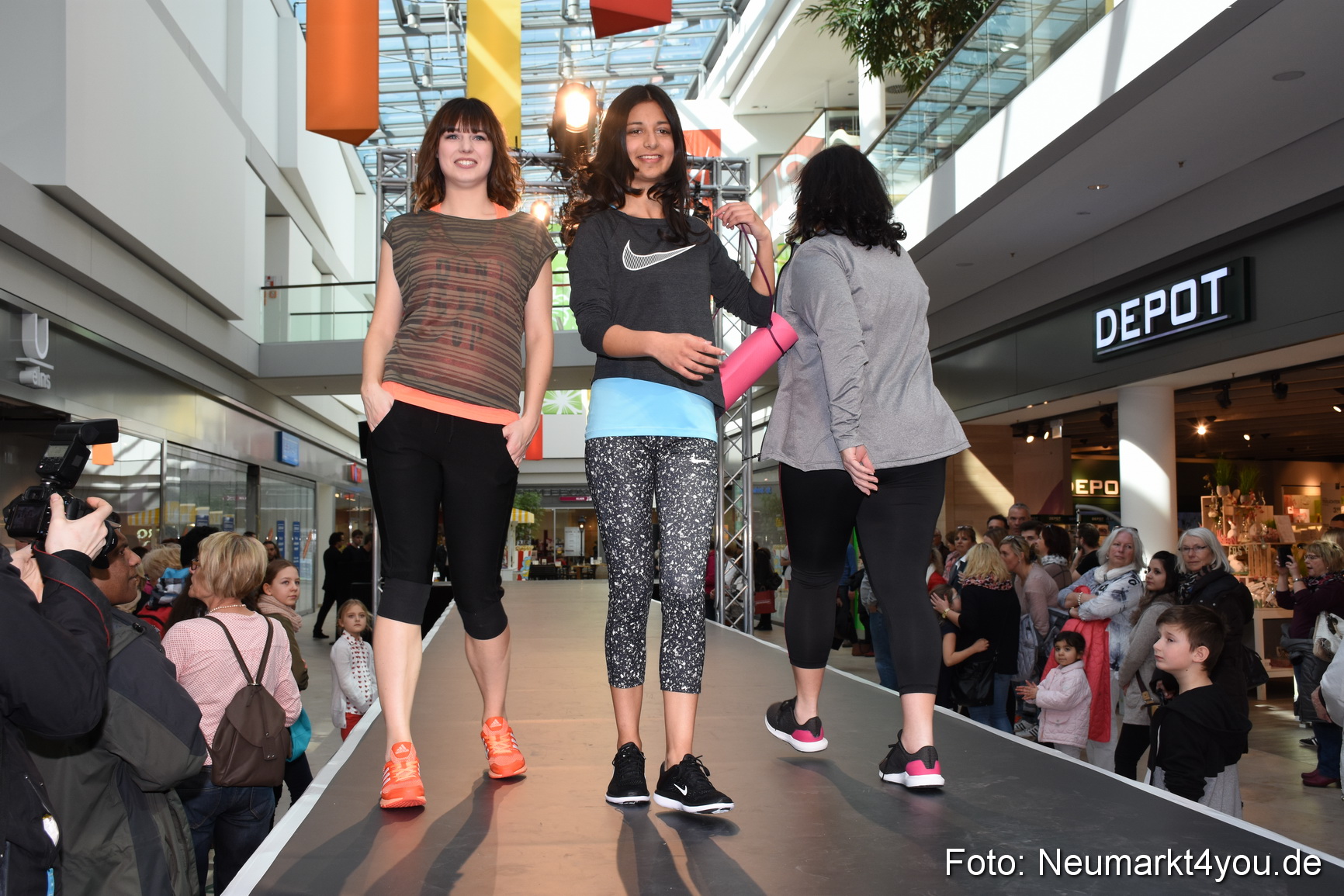 Modenschau NeuerMarkt Fruehjahr 2017 0102