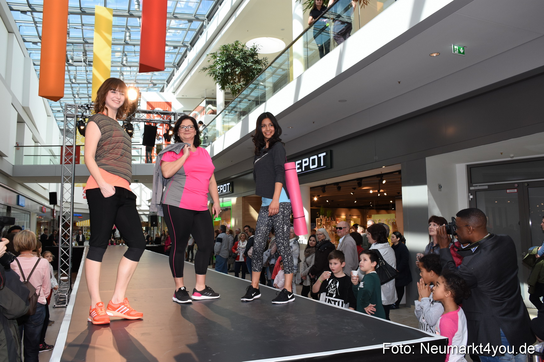Modenschau NeuerMarkt Fruehjahr 2017 0106