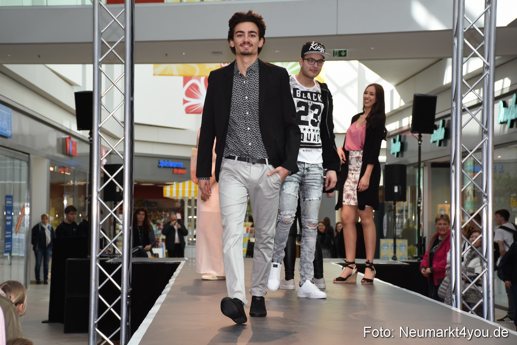 Modenschau NeuerMarkt Fruehjahr 2017 0124