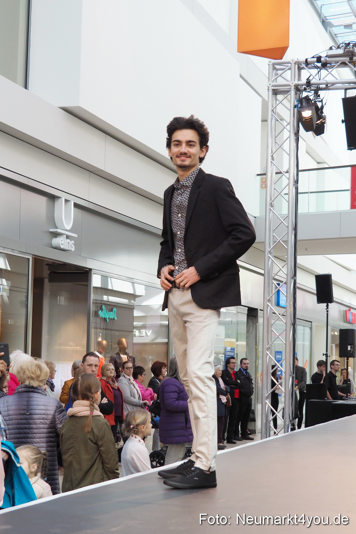 Modenschau NeuerMarkt Fruehjahr 2017 0128