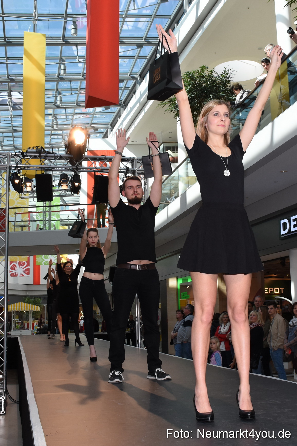 Modenschau NeuerMarkt Fruehjahr 2017 0182
