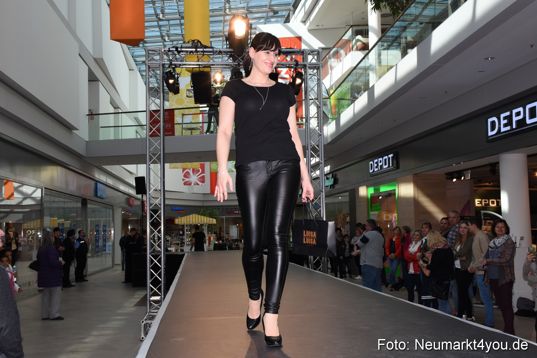 Modenschau NeuerMarkt Fruehjahr 2017 0190