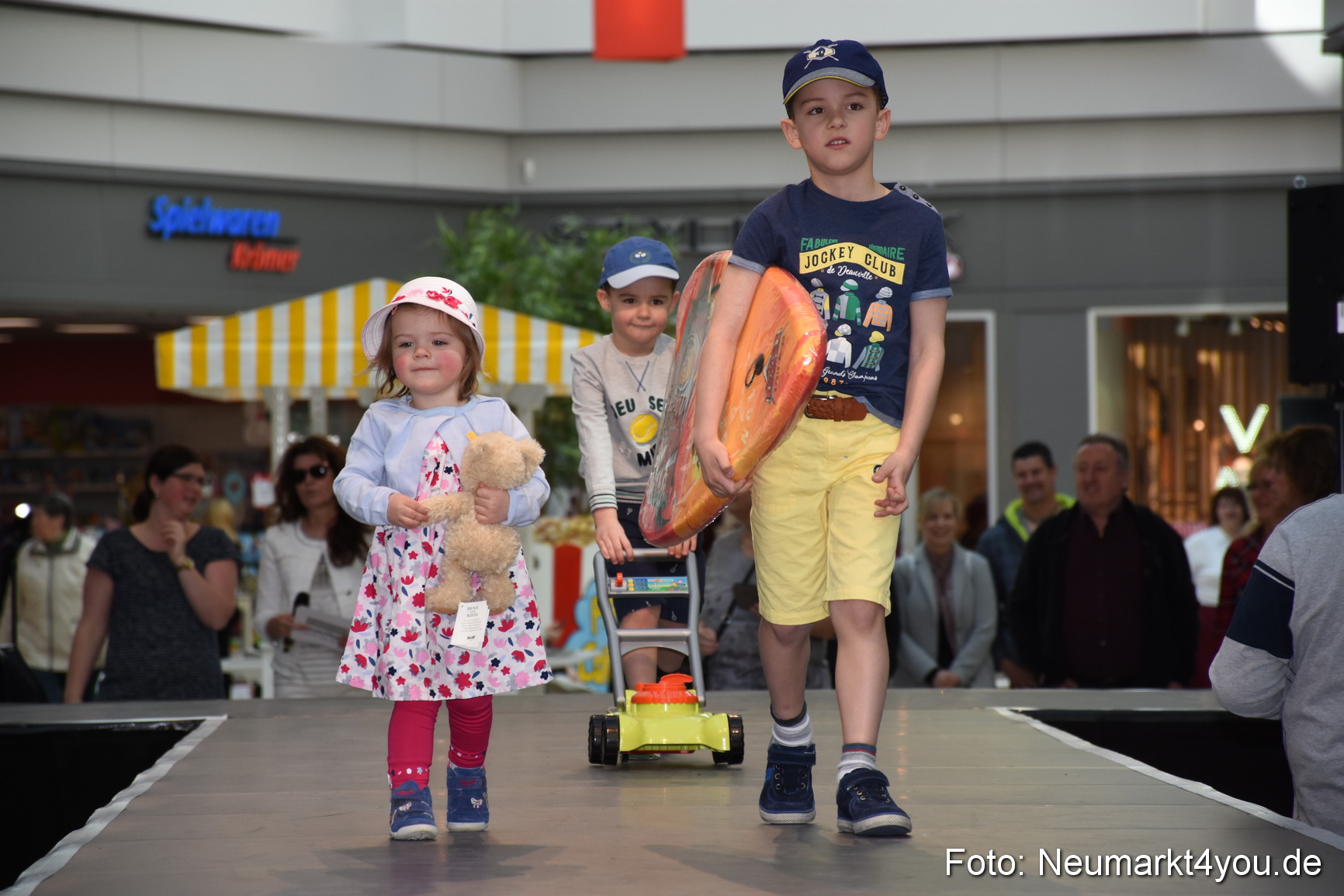 Modenschau NeuerMarkt Fruehjahr 2017 0198