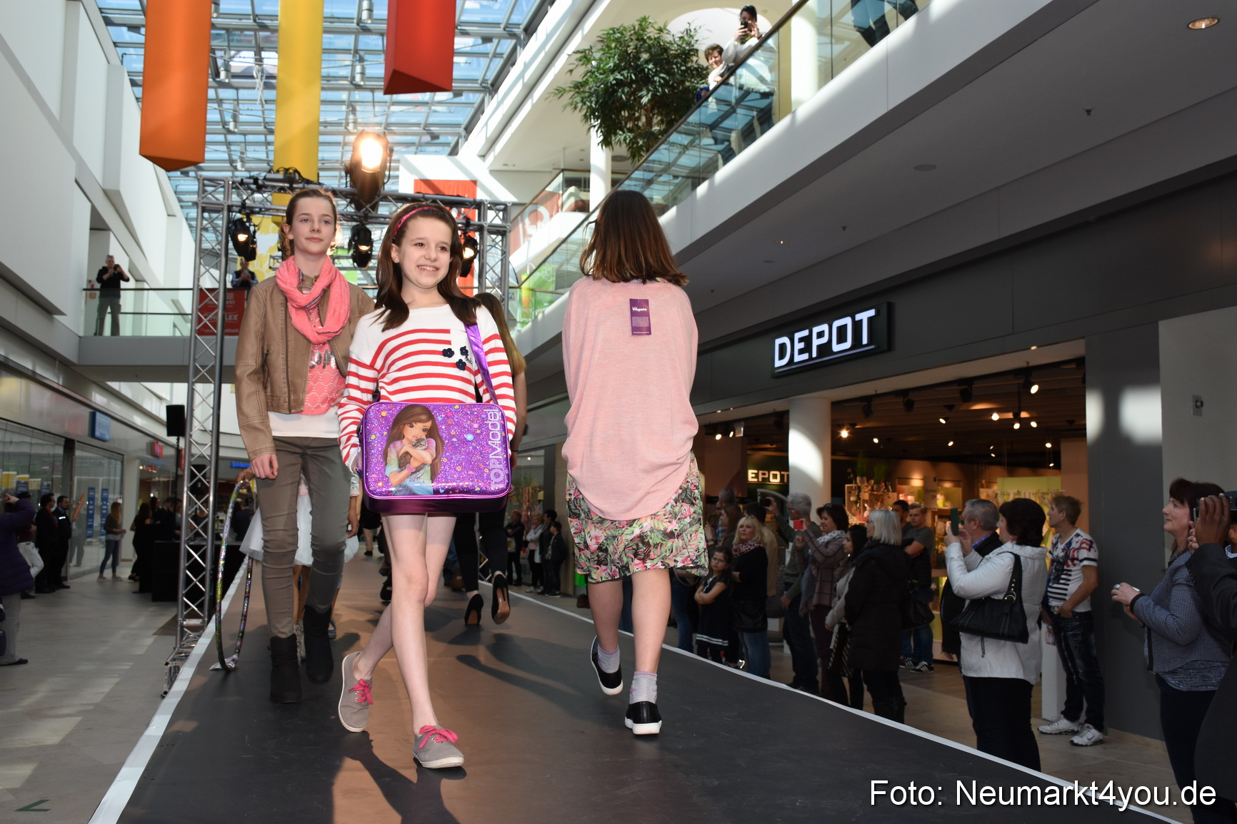 Modenschau NeuerMarkt Fruehjahr 2017 0232