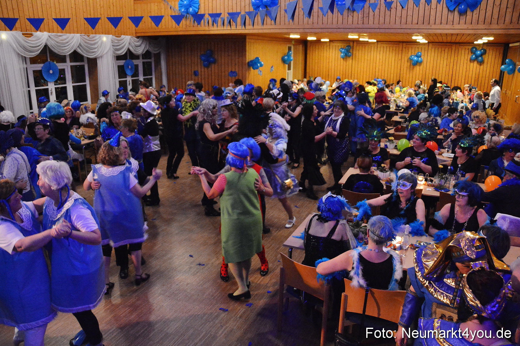 Weiberfasching Neumarkt 230217 0076