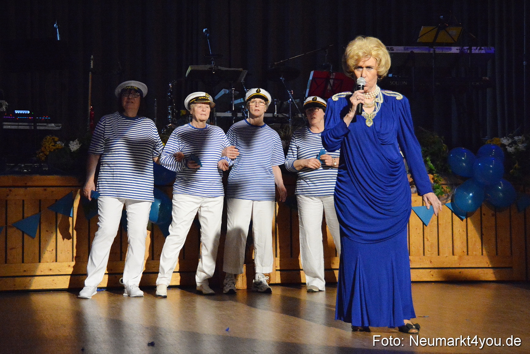 Weiberfasching Neumarkt 230217 0111