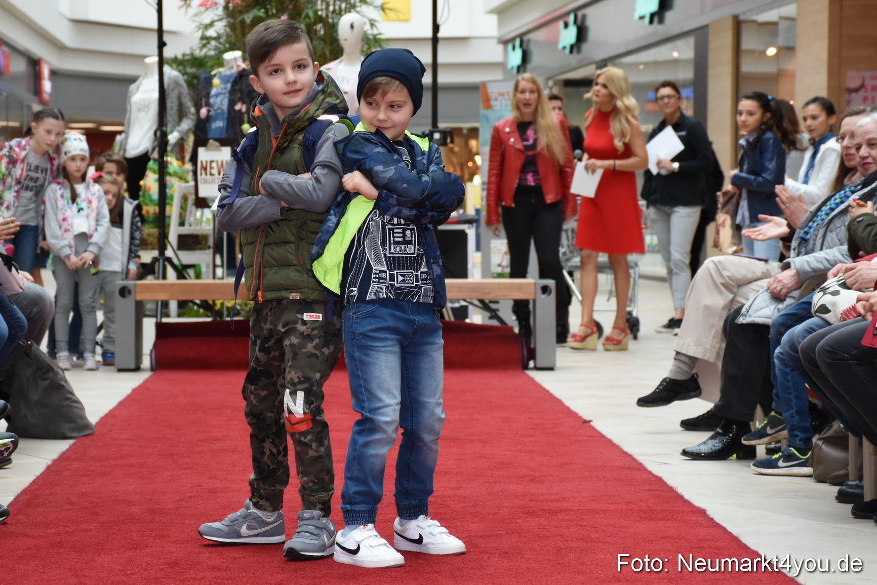 Fruehjahrsmodenschau NeuerMarkt 170318 0008