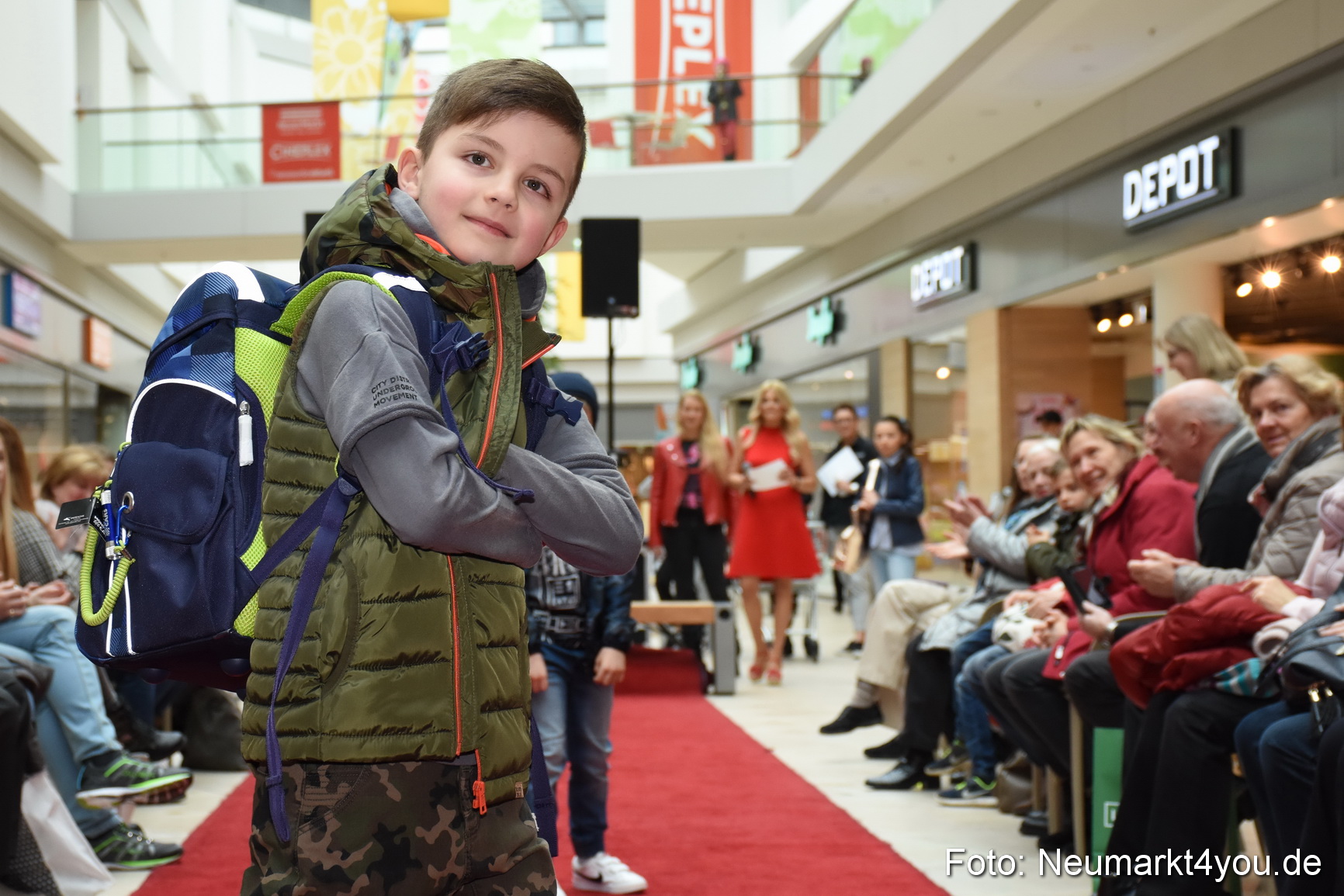 Fruehjahrsmodenschau NeuerMarkt 170318 0009