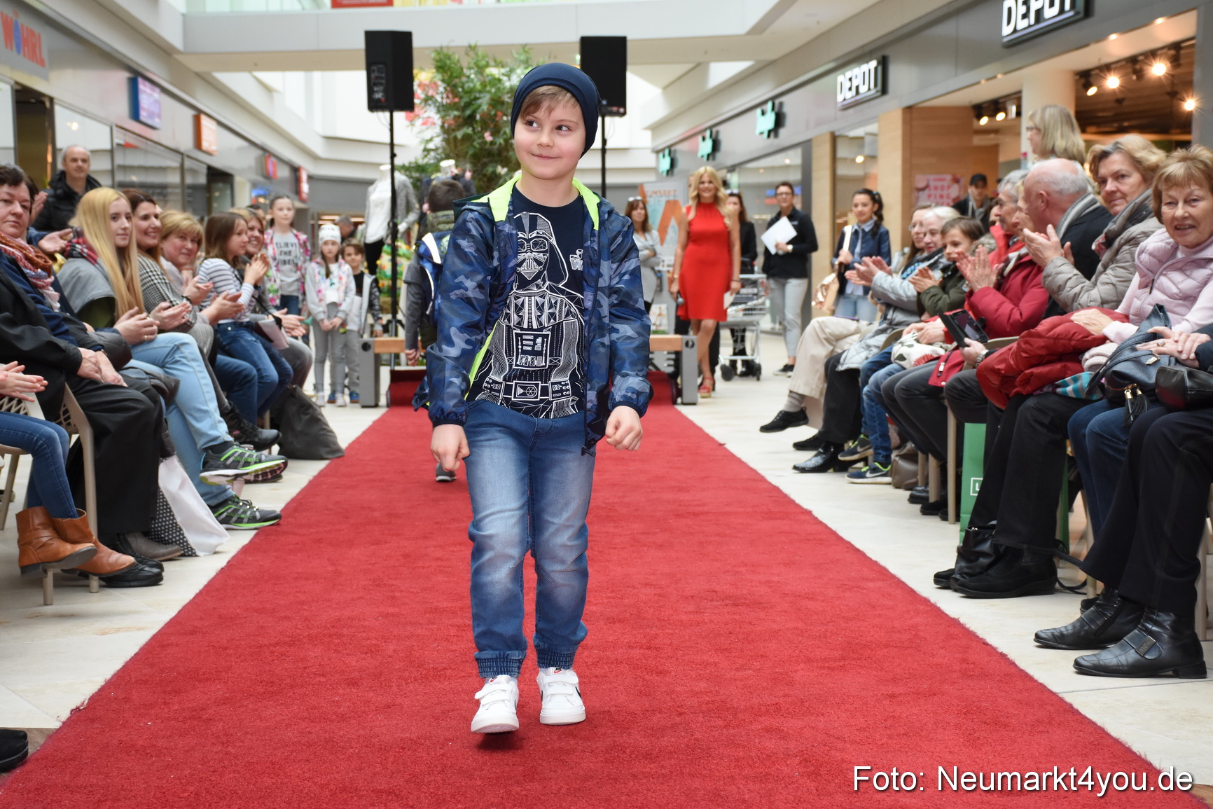 Fruehjahrsmodenschau NeuerMarkt 170318 0010