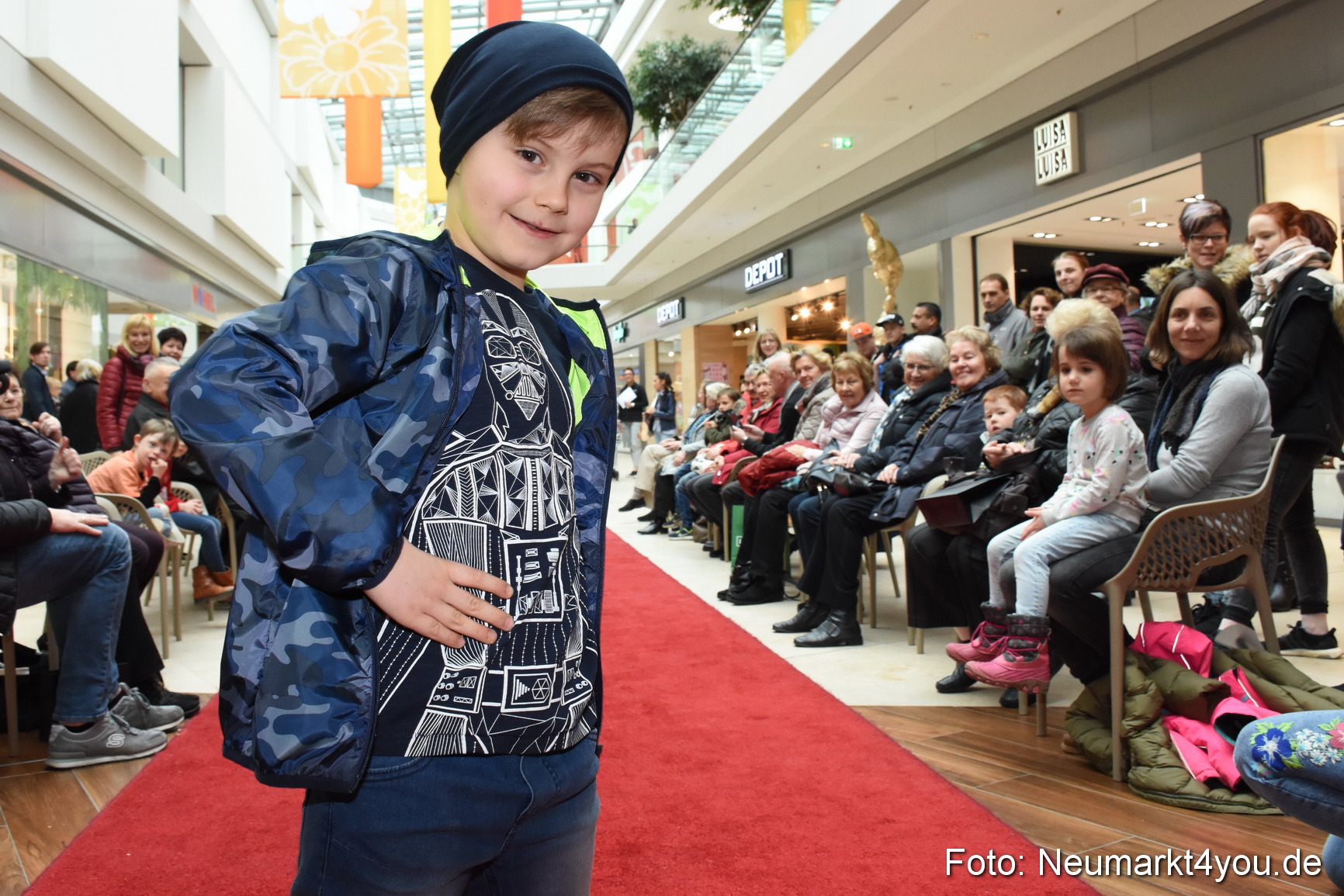 Fruehjahrsmodenschau NeuerMarkt 170318 0011