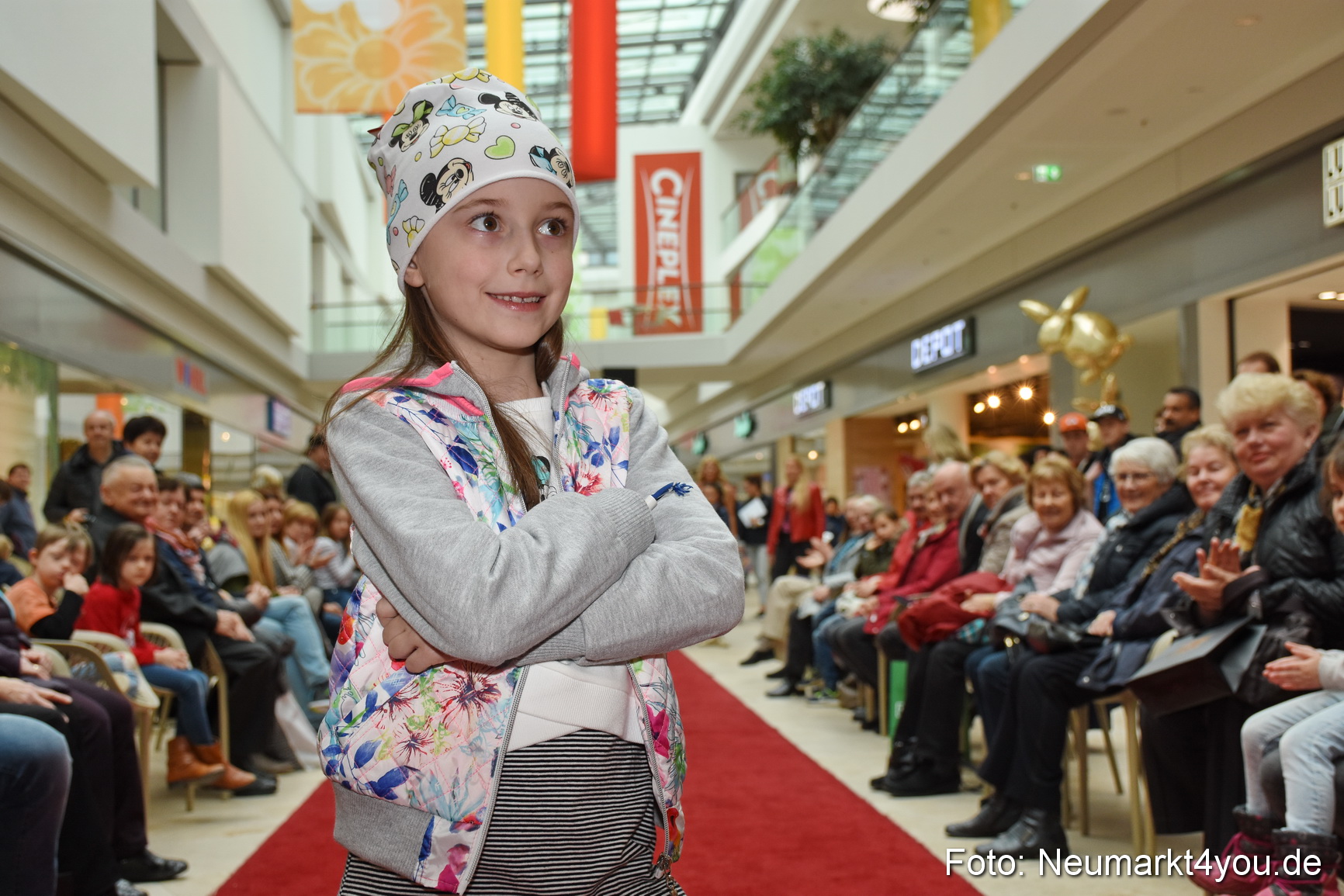 Fruehjahrsmodenschau NeuerMarkt 170318 0013