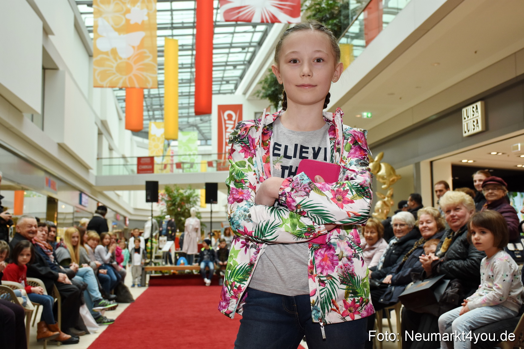 Fruehjahrsmodenschau NeuerMarkt 170318 0014