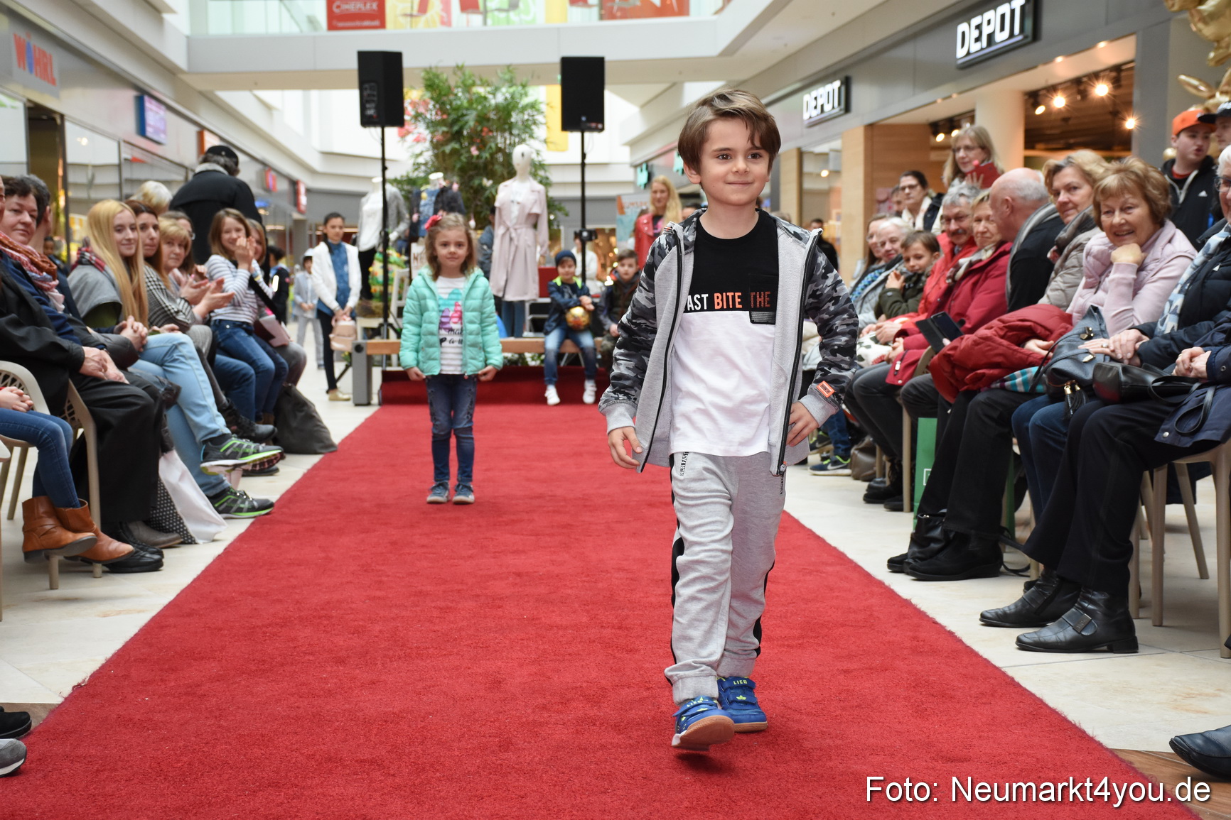 Fruehjahrsmodenschau NeuerMarkt 170318 0016