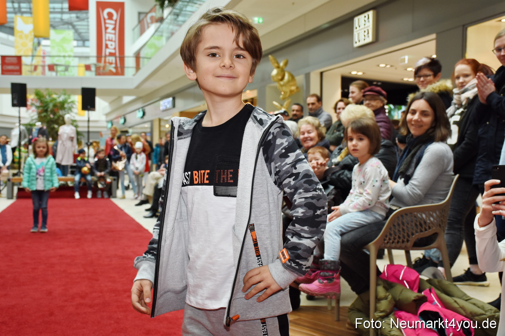 Fruehjahrsmodenschau NeuerMarkt 170318 0017