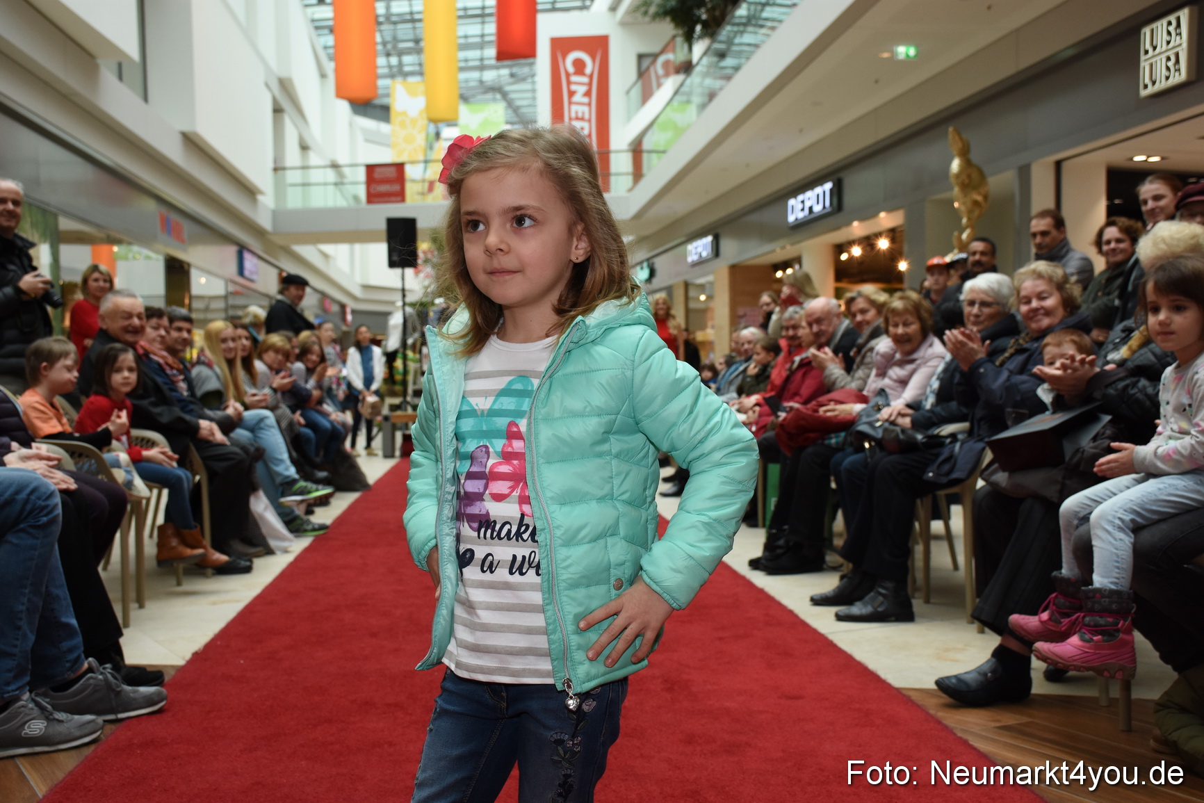 Fruehjahrsmodenschau NeuerMarkt 170318 0018