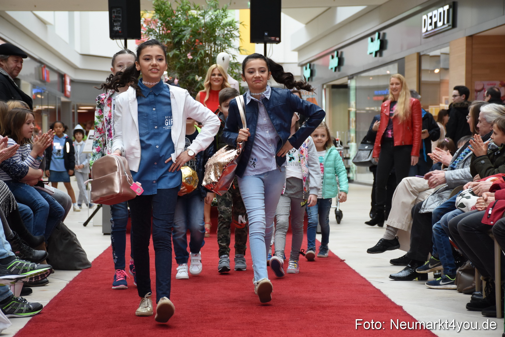 Fruehjahrsmodenschau NeuerMarkt 170318 0019