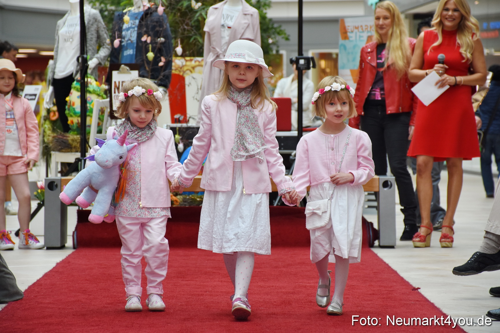 Fruehjahrsmodenschau NeuerMarkt 170318 0021