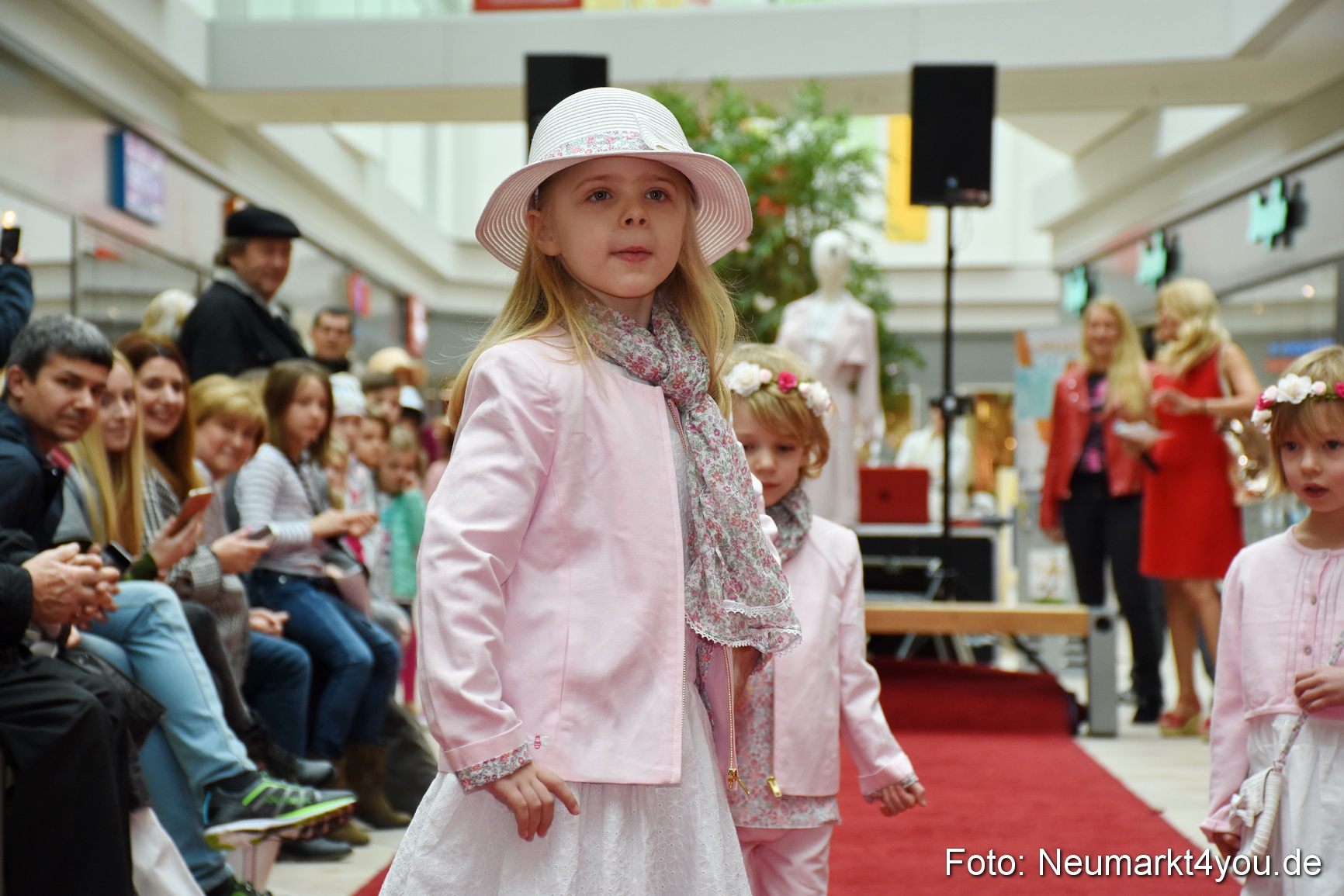 Fruehjahrsmodenschau NeuerMarkt 170318 0022