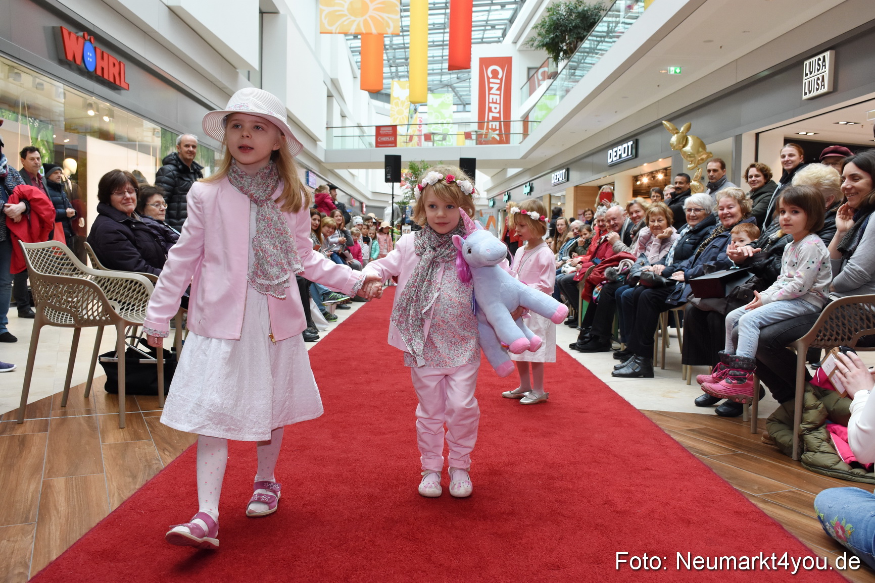 Fruehjahrsmodenschau NeuerMarkt 170318 0023