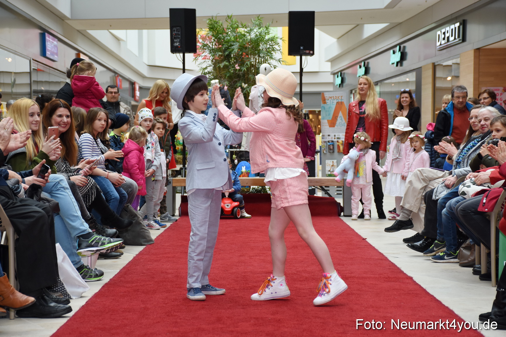 Fruehjahrsmodenschau NeuerMarkt 170318 0024