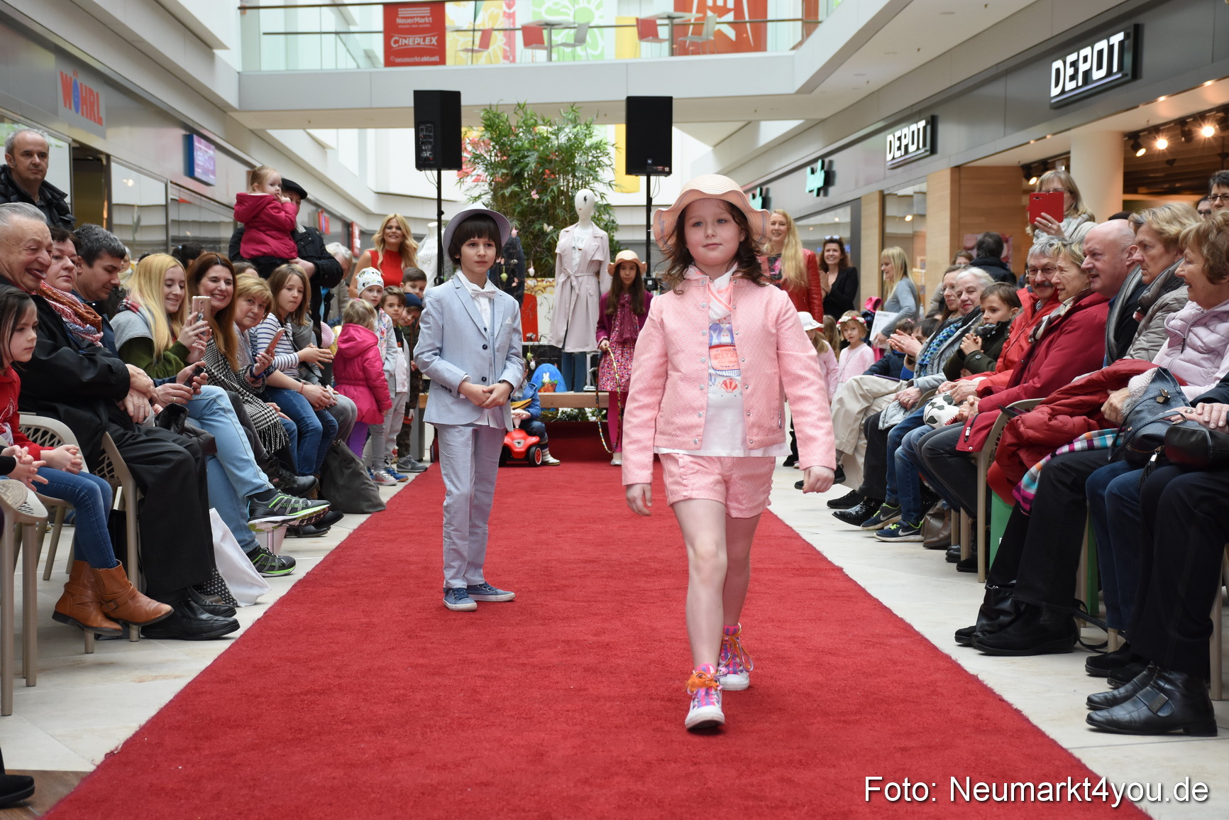 Fruehjahrsmodenschau NeuerMarkt 170318 0025