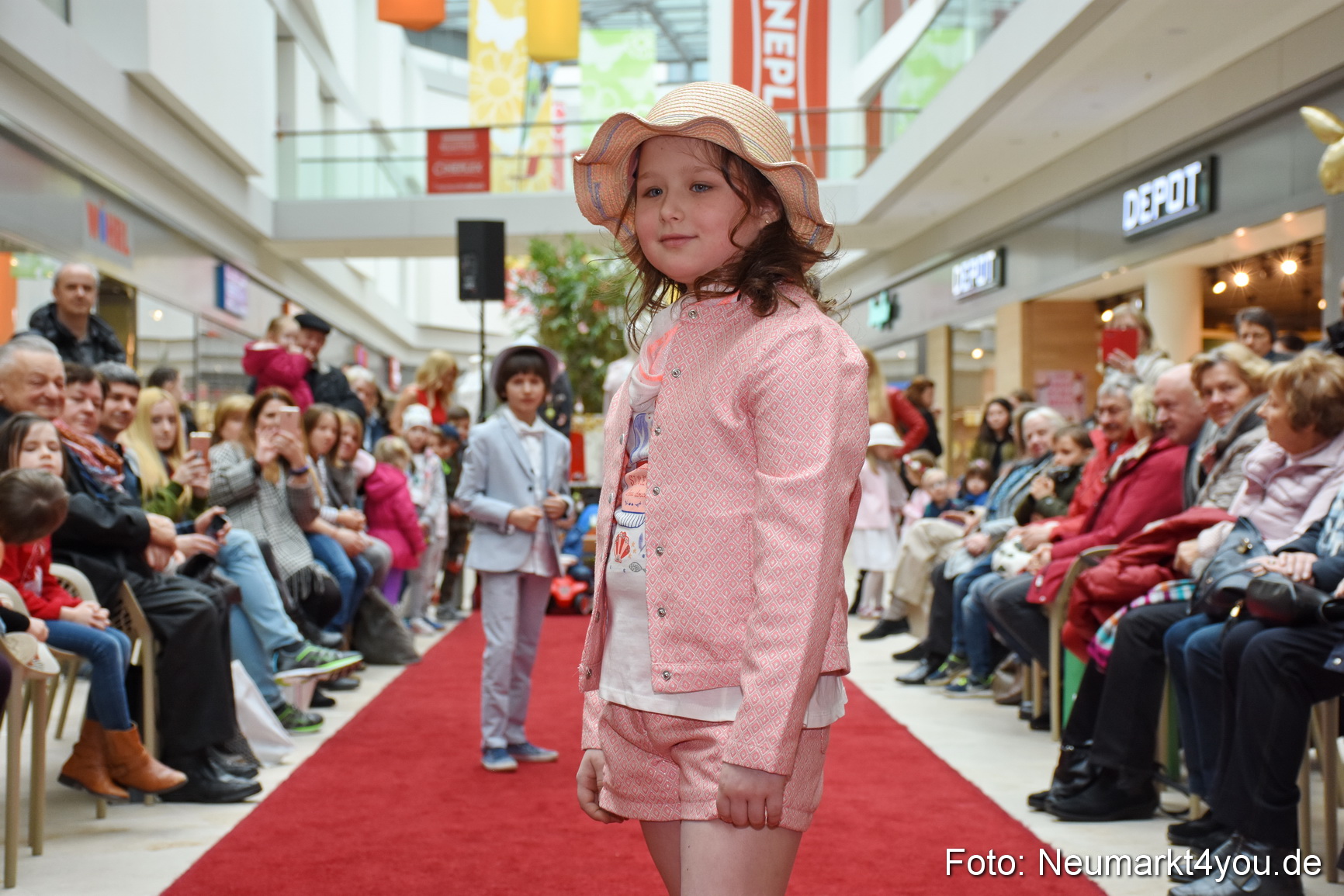 Fruehjahrsmodenschau NeuerMarkt 170318 0026