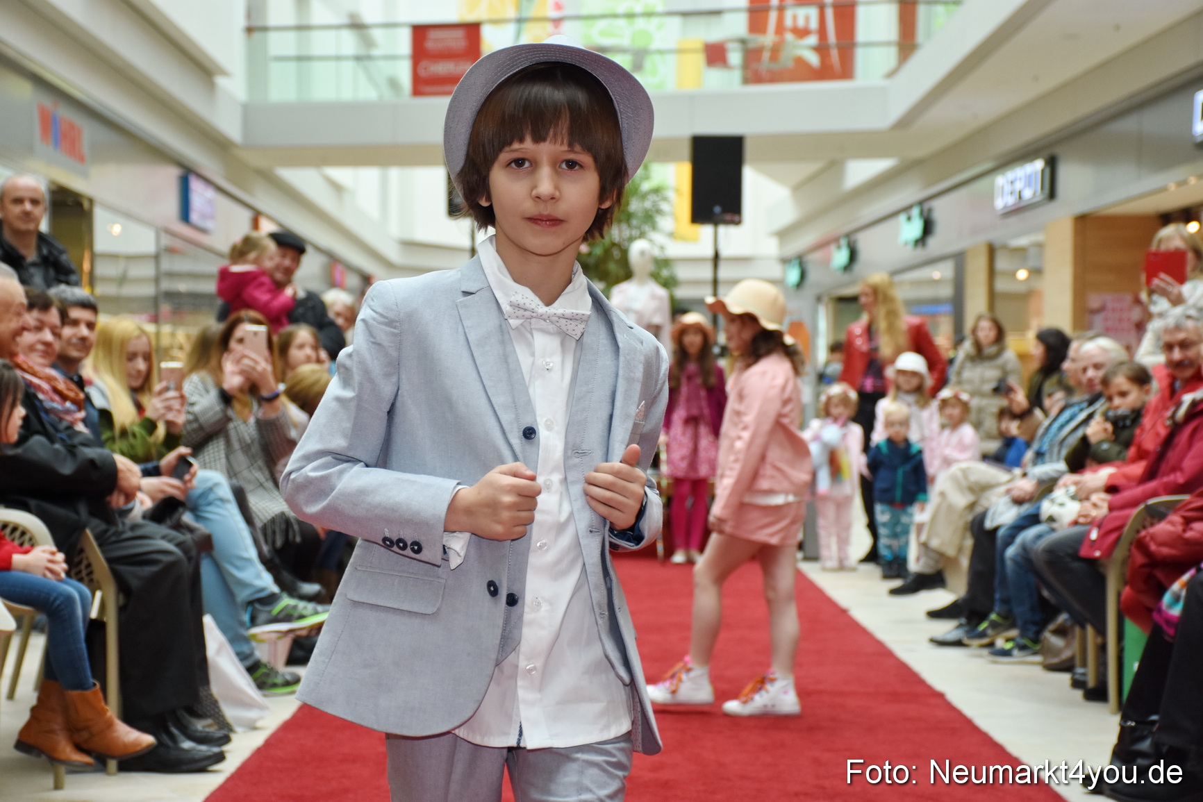 Fruehjahrsmodenschau NeuerMarkt 170318 0027