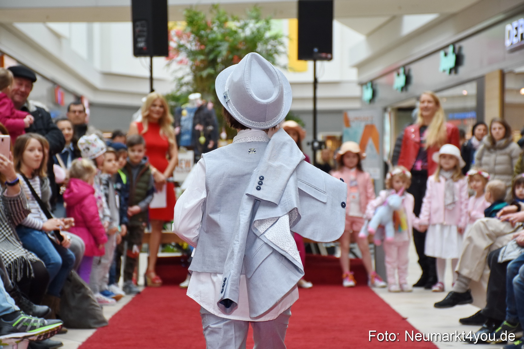 Fruehjahrsmodenschau NeuerMarkt 170318 0028