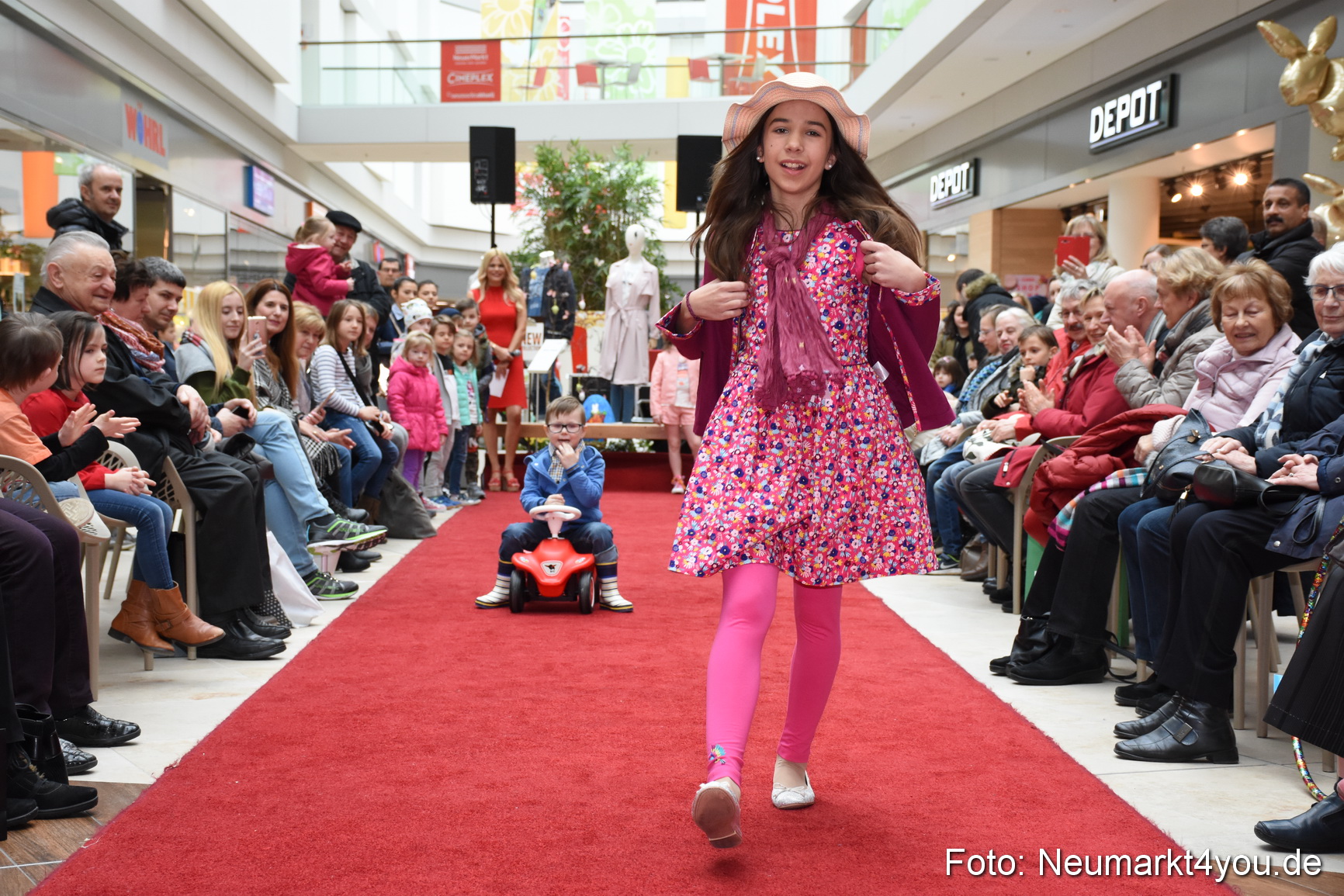 Fruehjahrsmodenschau NeuerMarkt 170318 0029